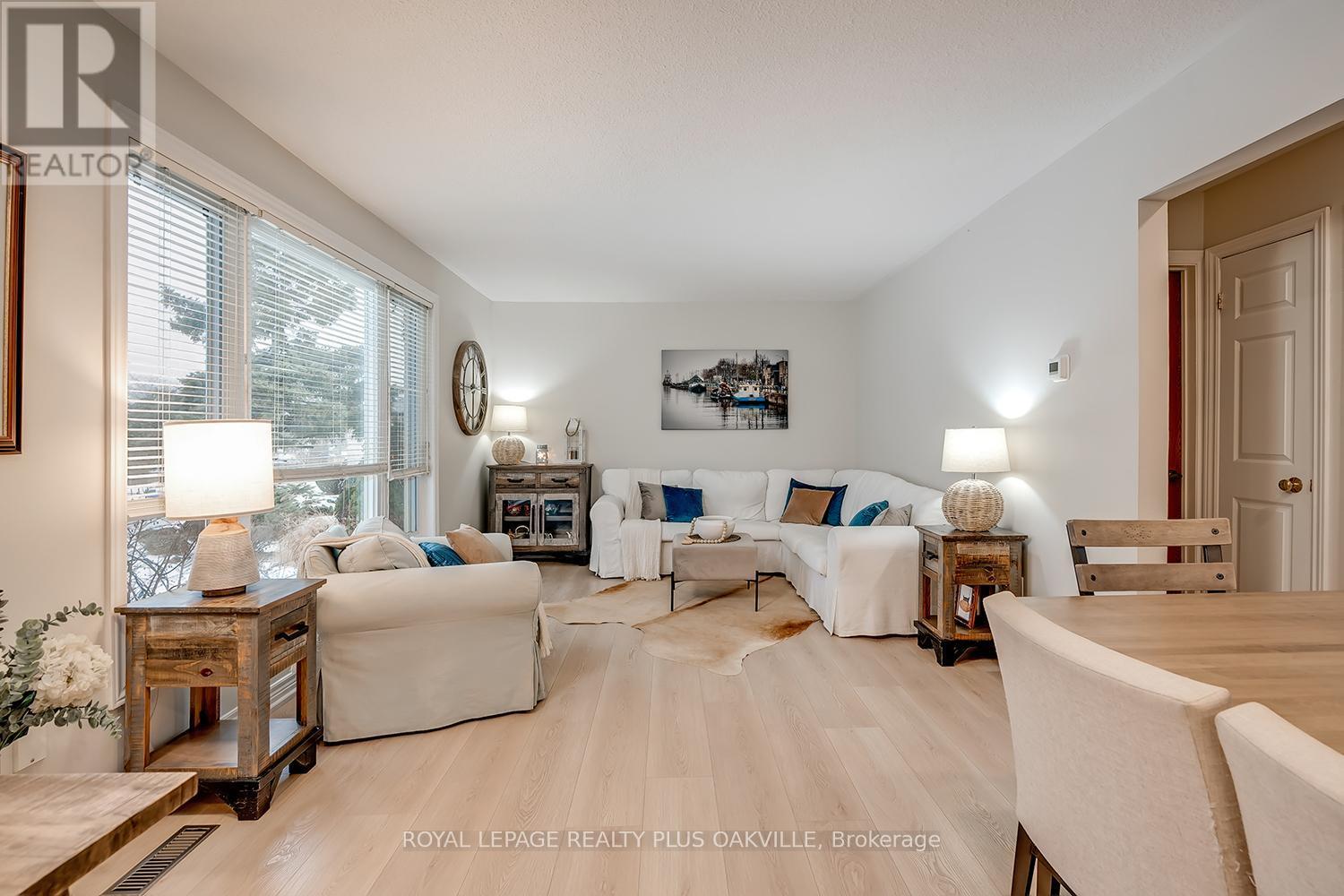 1343 Janina Boulevard, Burlington, ON - Indoor Photo Showing Living Room