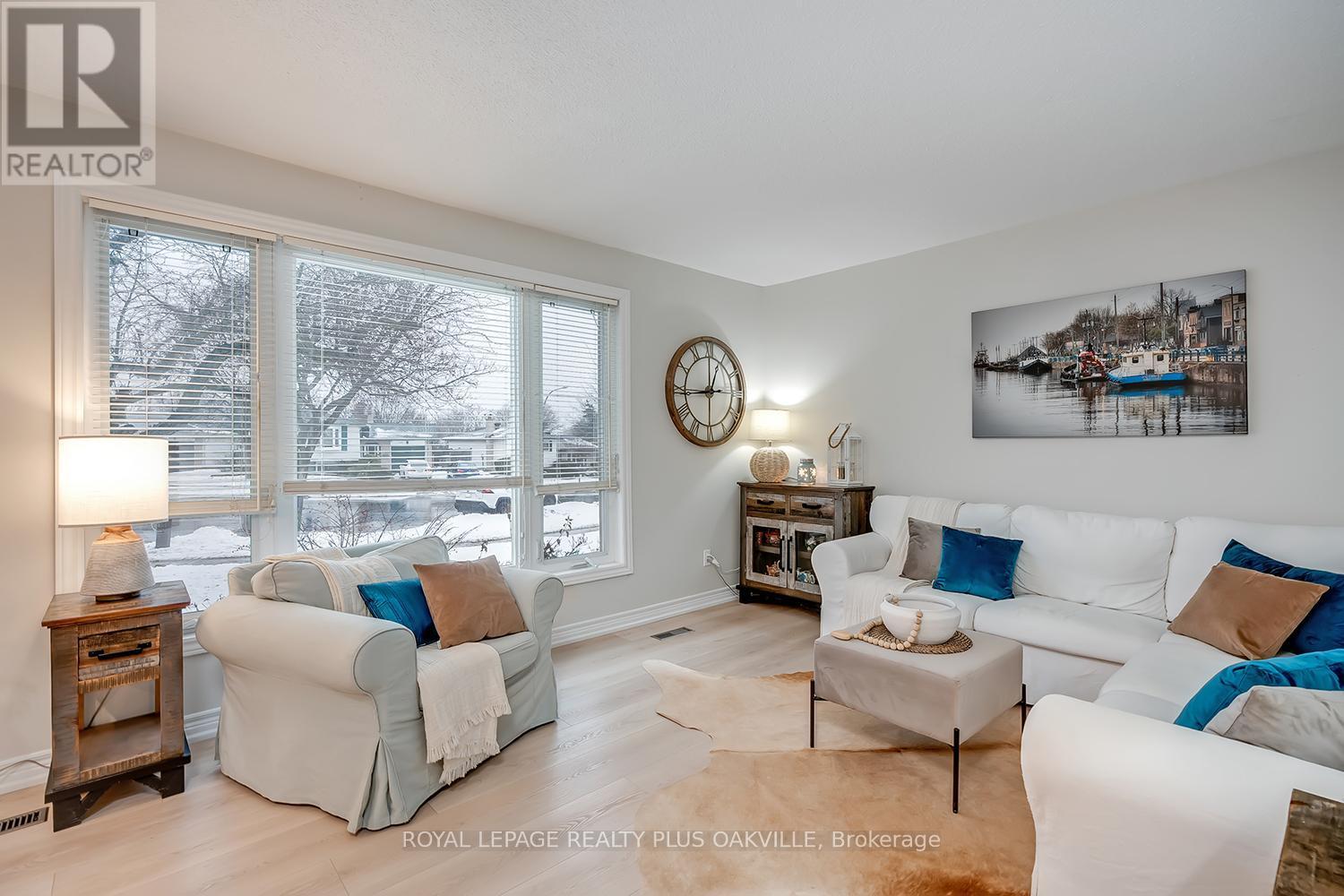 1343 Janina Boulevard, Burlington, ON - Indoor Photo Showing Living Room