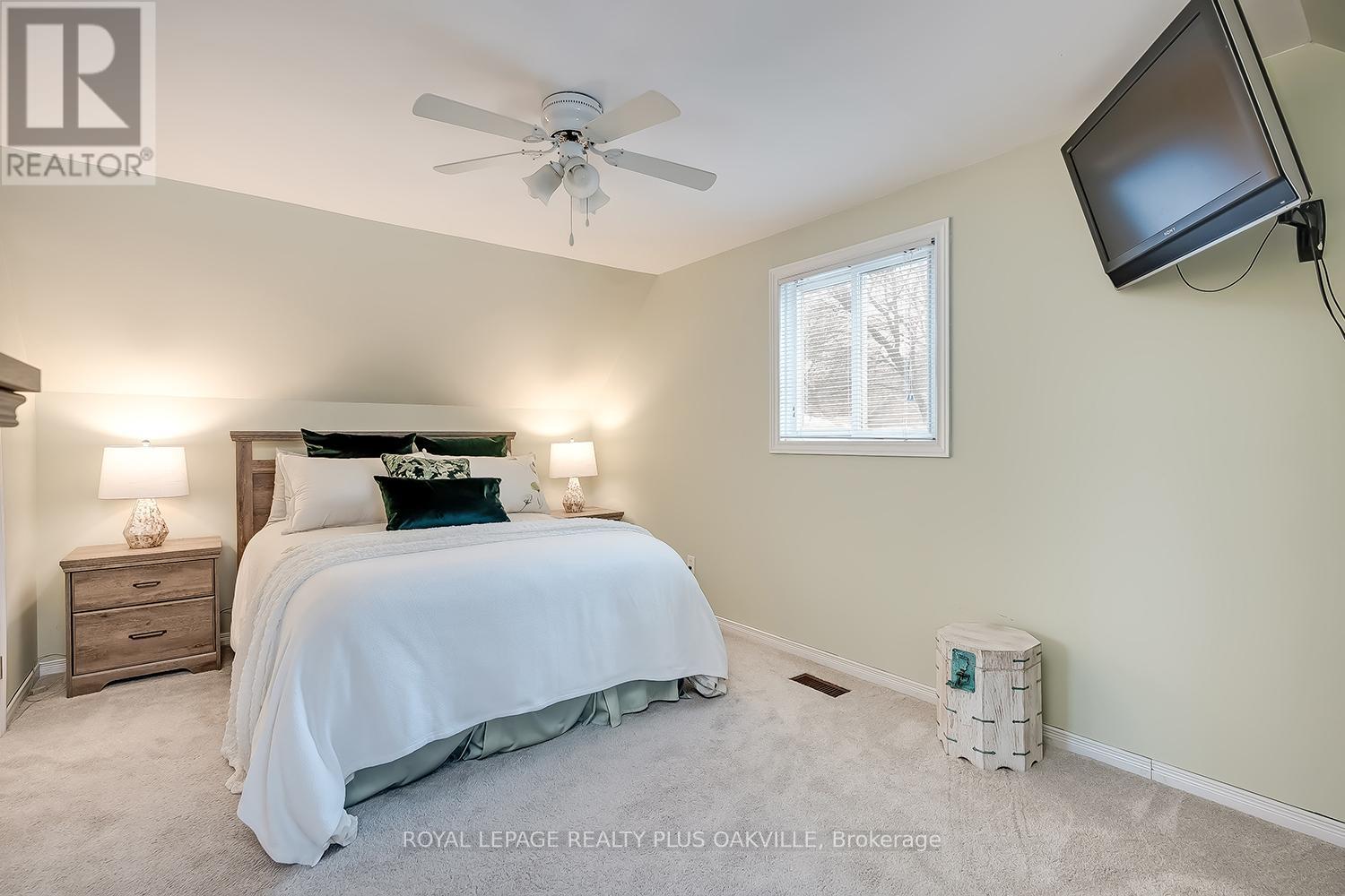 1343 Janina Boulevard, Burlington, ON - Indoor Photo Showing Bedroom