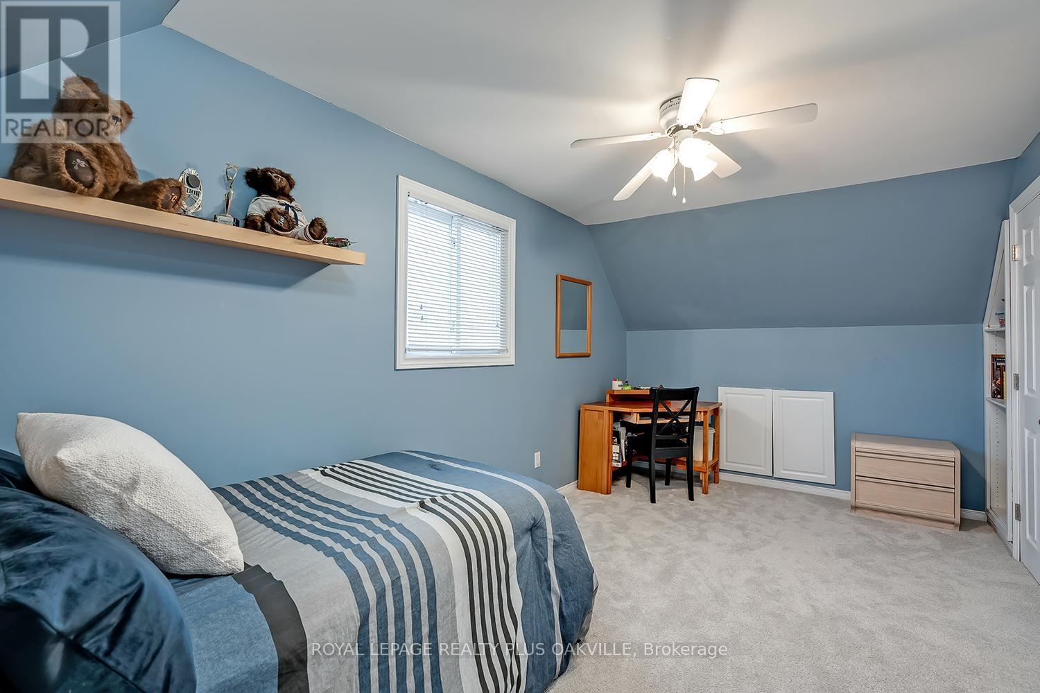 1343 Janina Boulevard, Burlington, ON - Indoor Photo Showing Bedroom