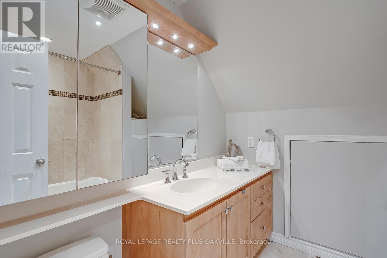 1343 Janina Boulevard, Burlington, ON - Indoor Photo Showing Bathroom