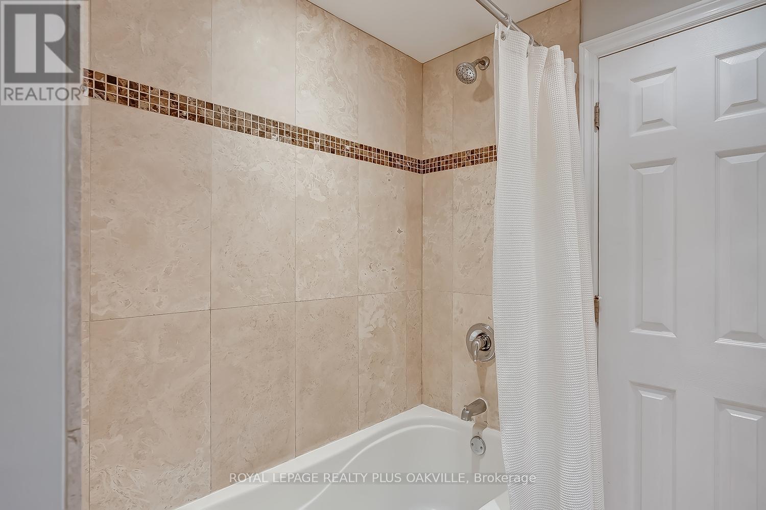 1343 Janina Boulevard, Burlington, ON - Indoor Photo Showing Bathroom