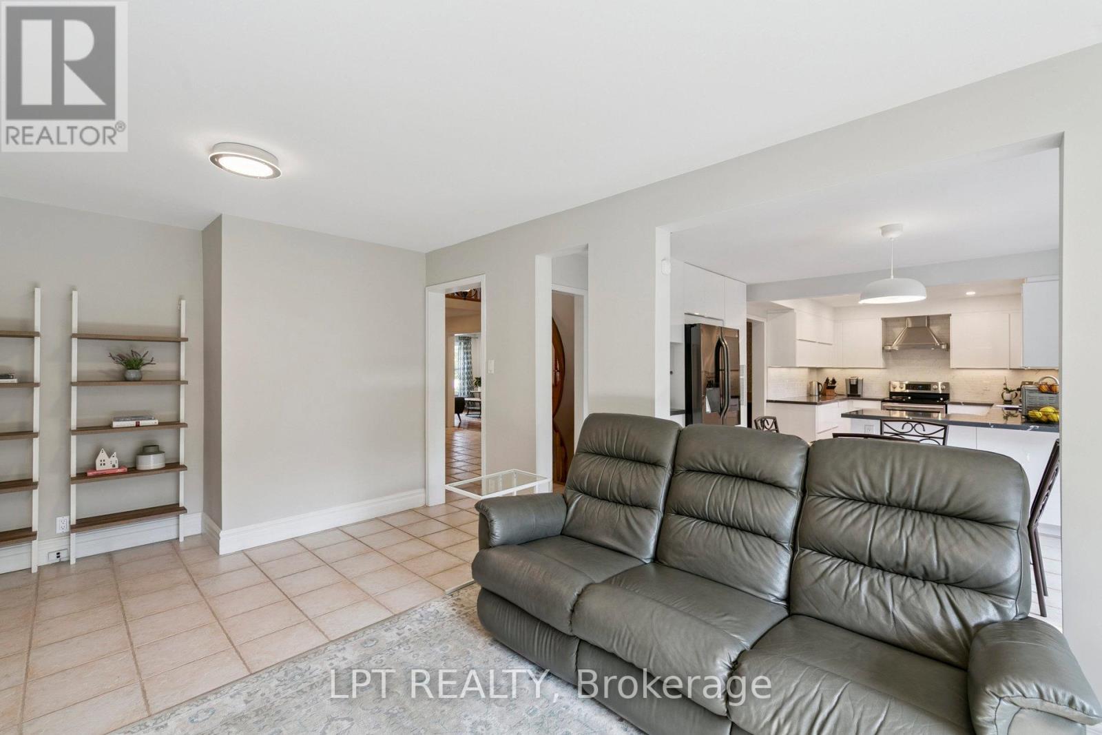 1823 The Chase, Mississauga, ON - Indoor Photo Showing Living Room
