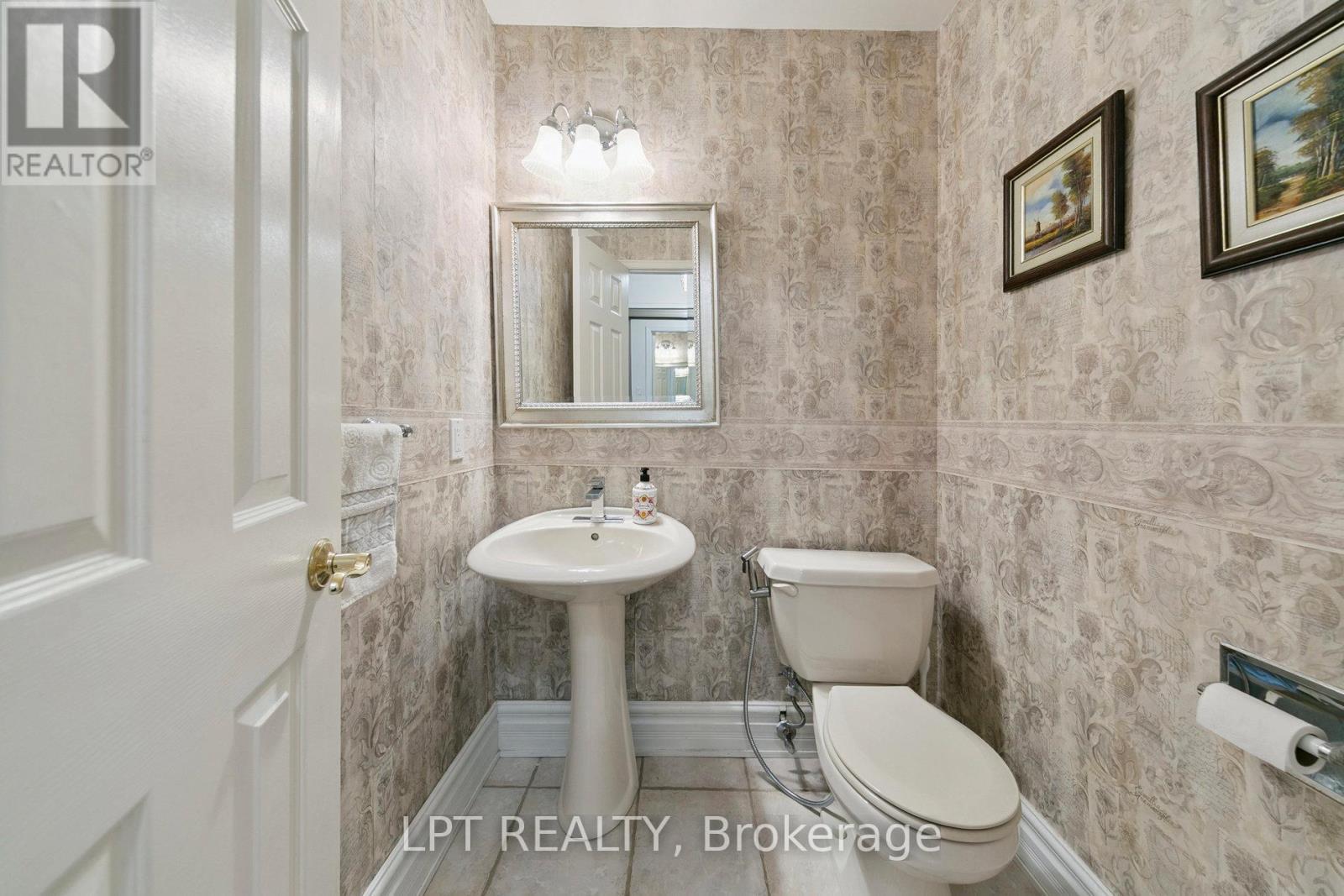 1823 The Chase, Mississauga, ON - Indoor Photo Showing Bathroom