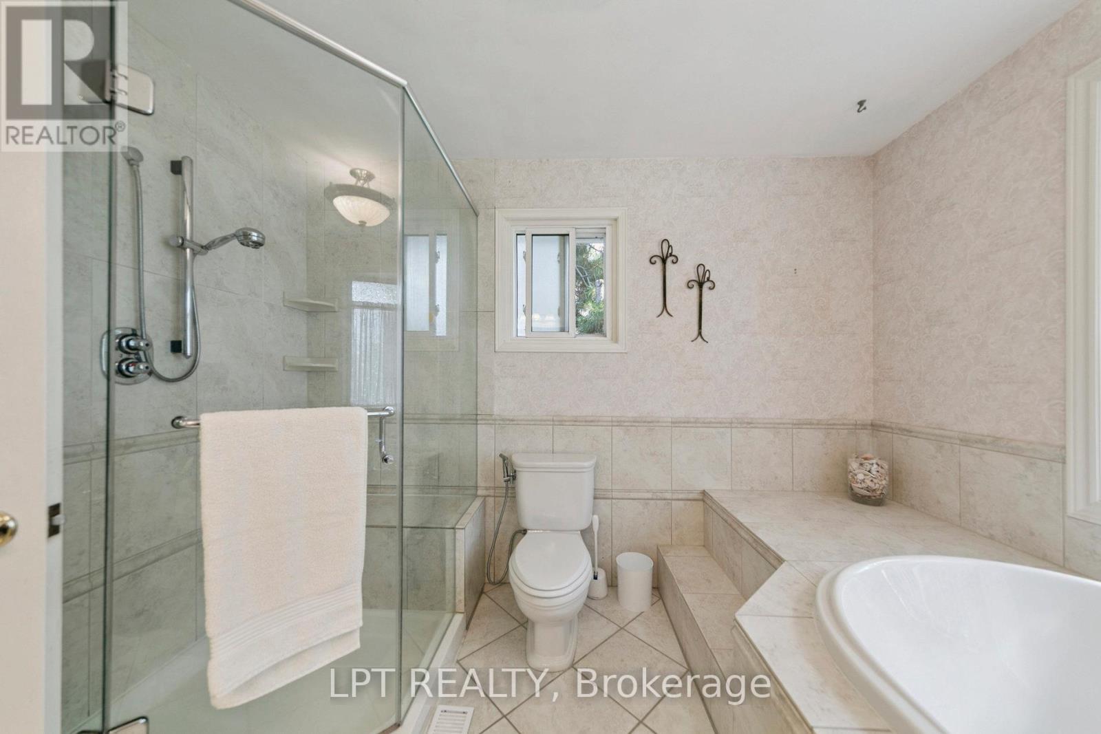 1823 The Chase, Mississauga, ON - Indoor Photo Showing Bathroom