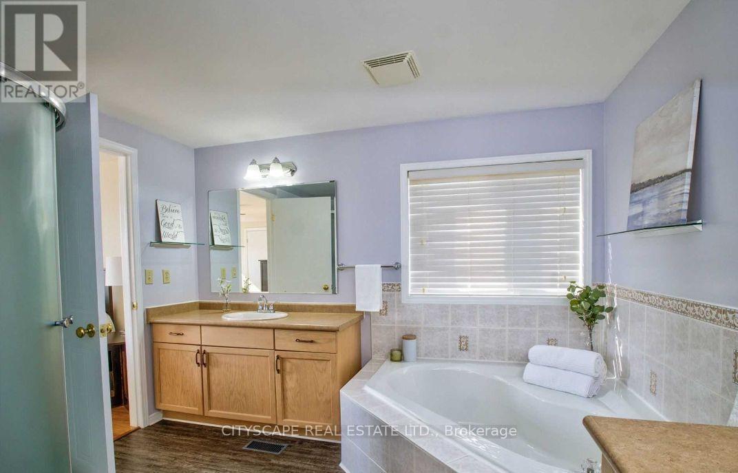 44 Gees Way, Cambridge, ON - Indoor Photo Showing Bathroom