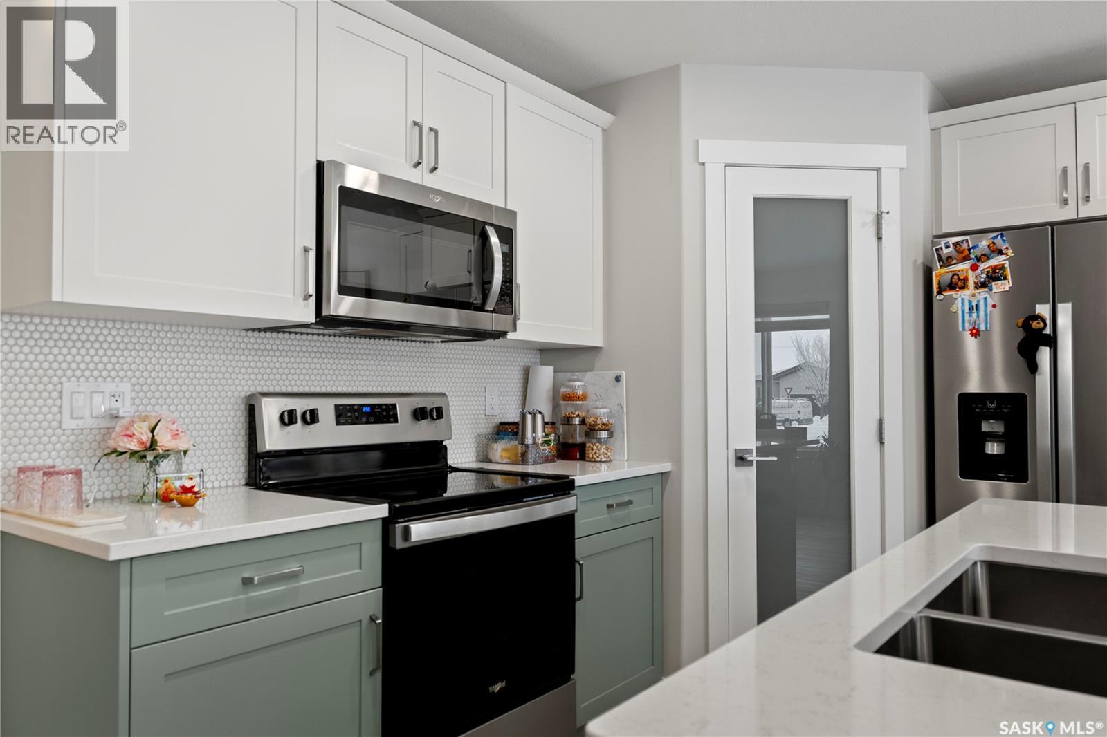 4000 Waterer Street, Regina, SK - Indoor Photo Showing Kitchen With Double Sink With Upgraded Kitchen