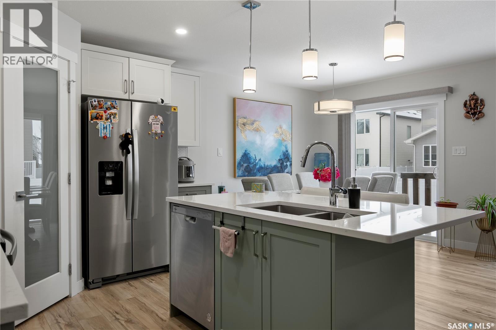 4000 Waterer Street, Regina, SK - Indoor Photo Showing Kitchen With Double Sink With Upgraded Kitchen