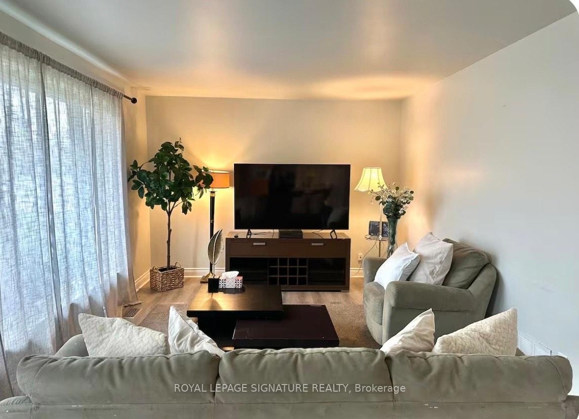 1350 Rebecca Street, Oakville, ON - Indoor Photo Showing Living Room