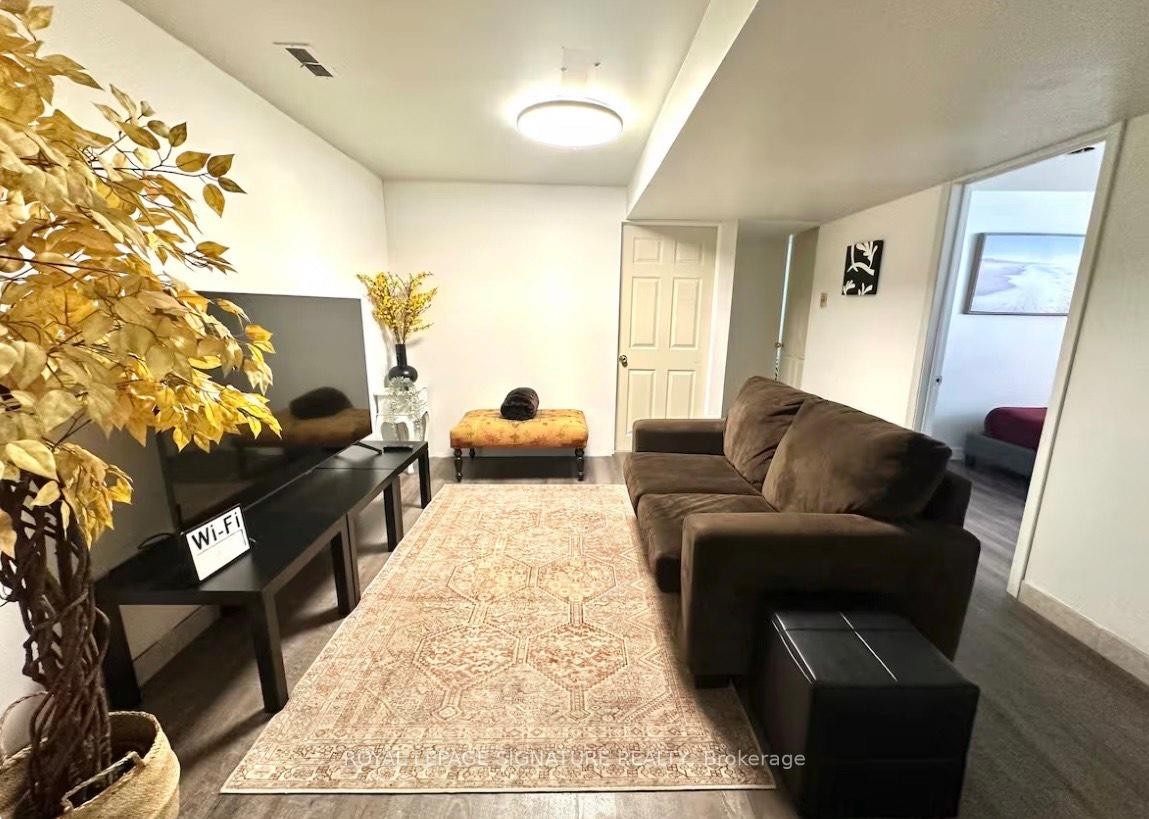 1350 Rebecca Street, Oakville, ON - Indoor Photo Showing Living Room