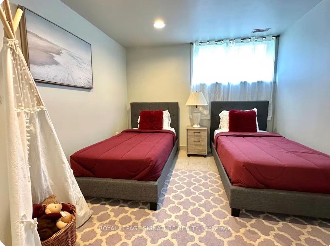 1350 Rebecca Street, Oakville, ON - Indoor Photo Showing Bedroom