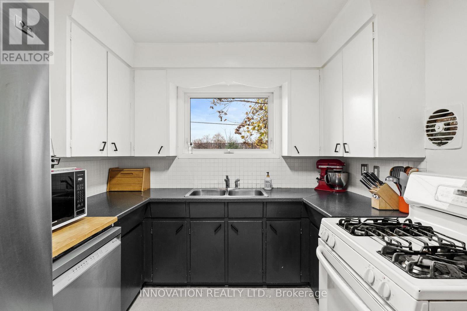 542 Wolffdale Crescent, Ottawa, ON - Indoor Photo Showing Kitchen With Double Sink