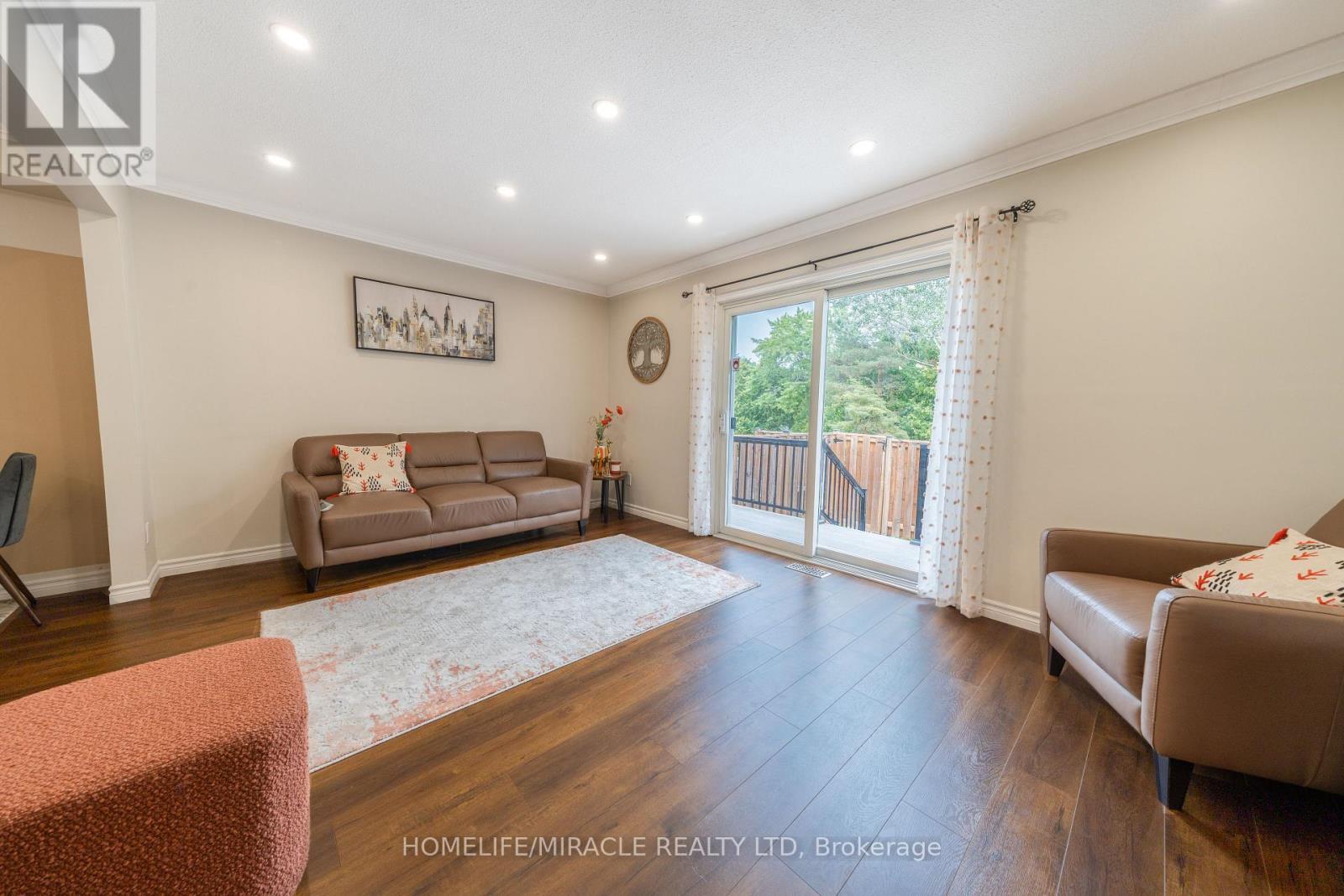 1548 Westminster Place, Burlington, ON - Indoor Photo Showing Living Room