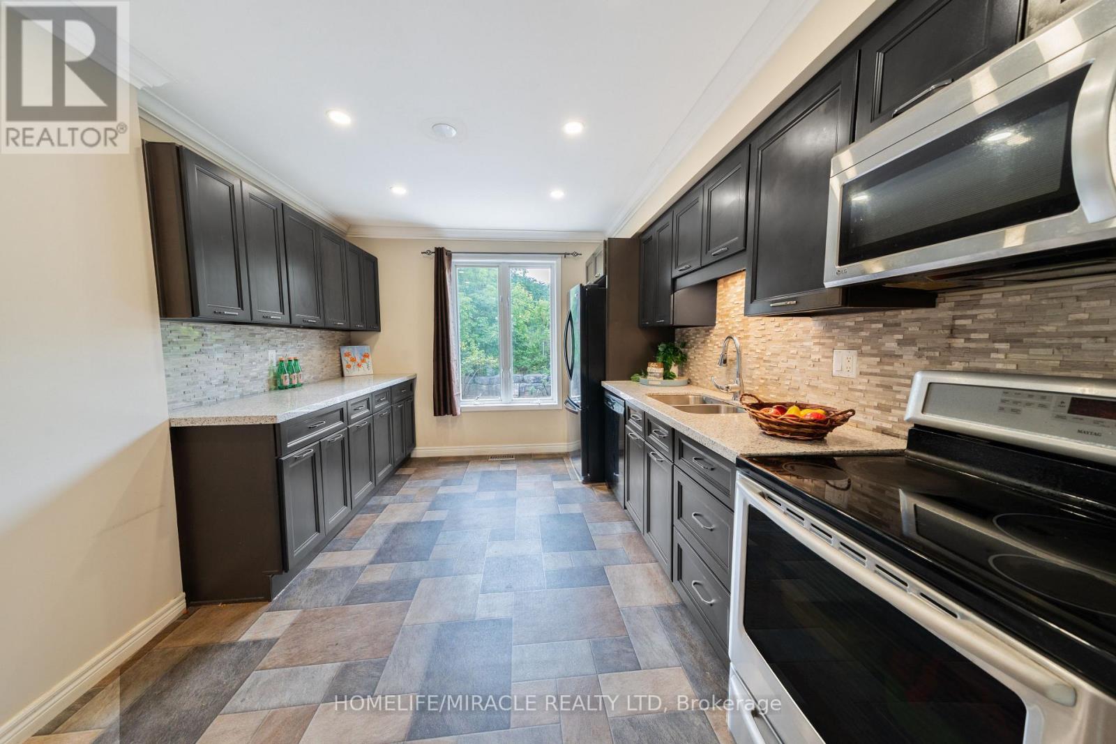 1548 Westminster Place, Burlington, ON - Indoor Photo Showing Kitchen With Double Sink