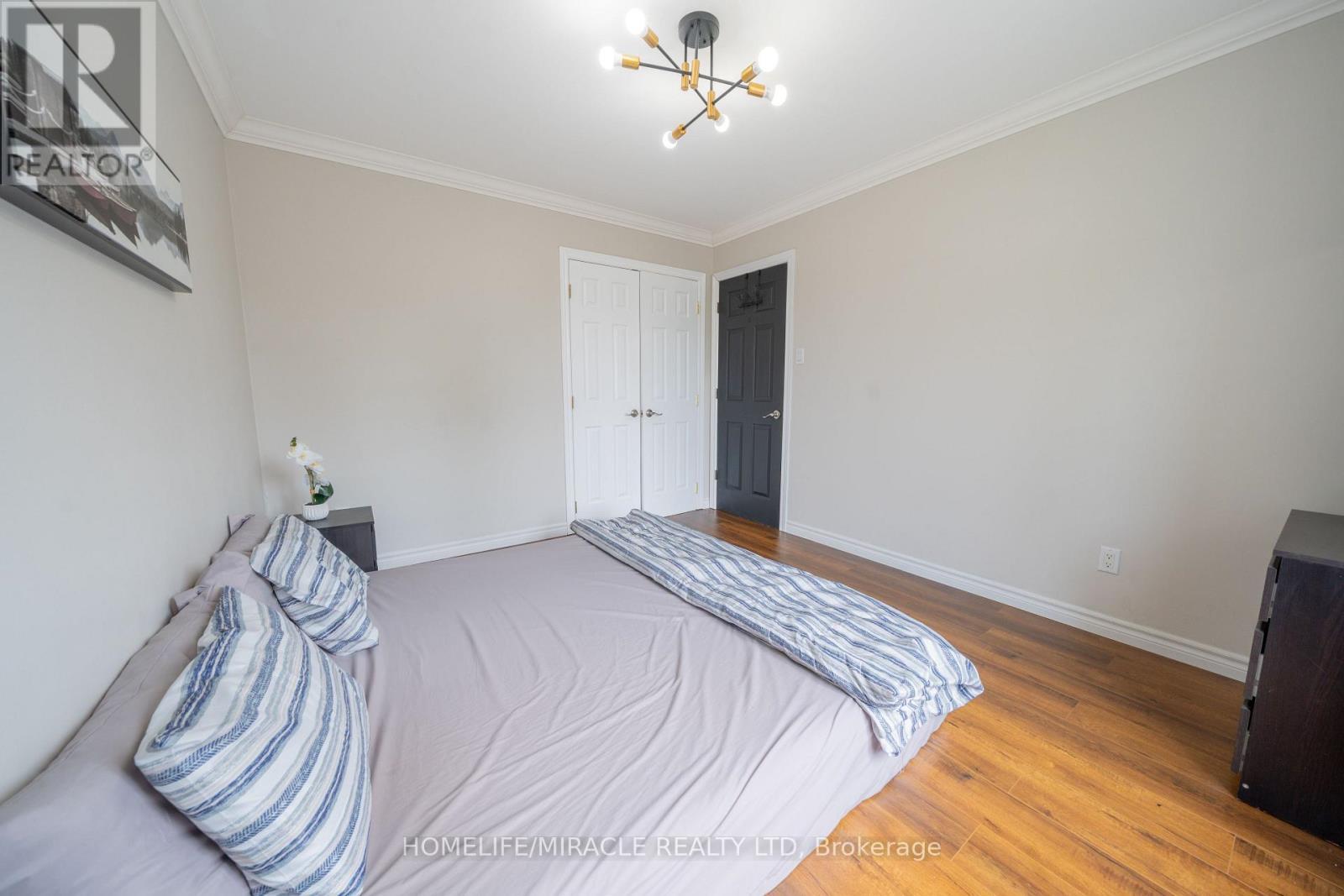 1548 Westminster Place, Burlington, ON - Indoor Photo Showing Bedroom