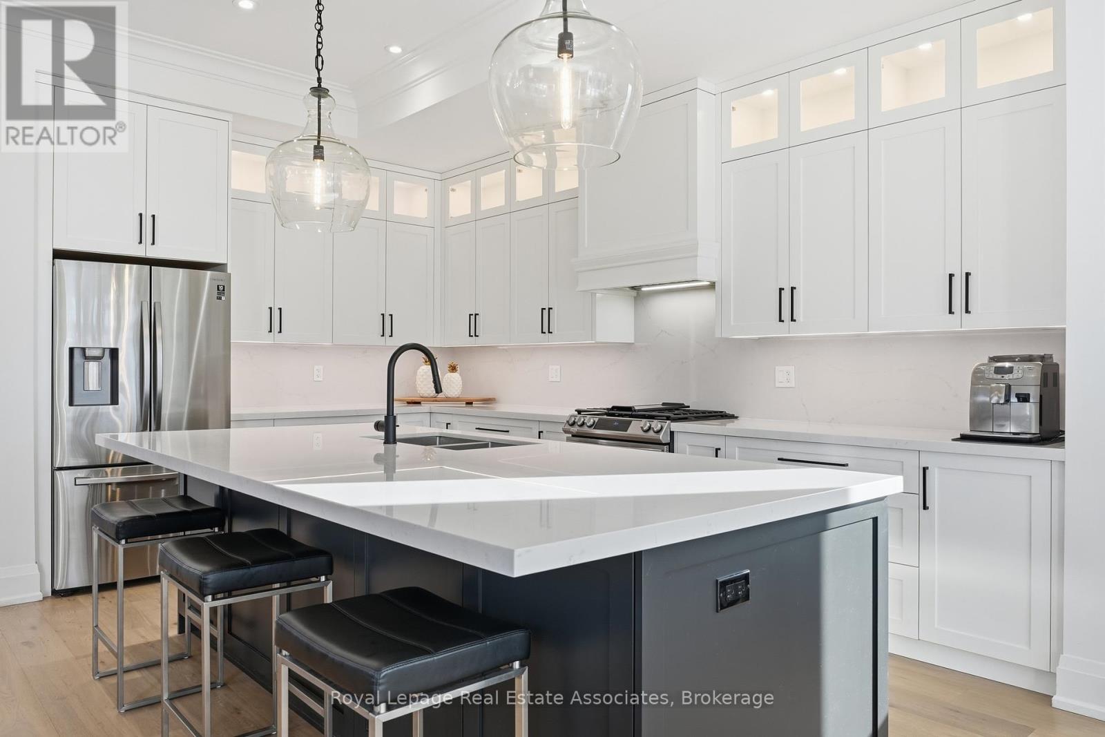 1042 Meredith Avenue, Mississauga, ON - Indoor Photo Showing Kitchen With Stainless Steel Kitchen With Upgraded Kitchen