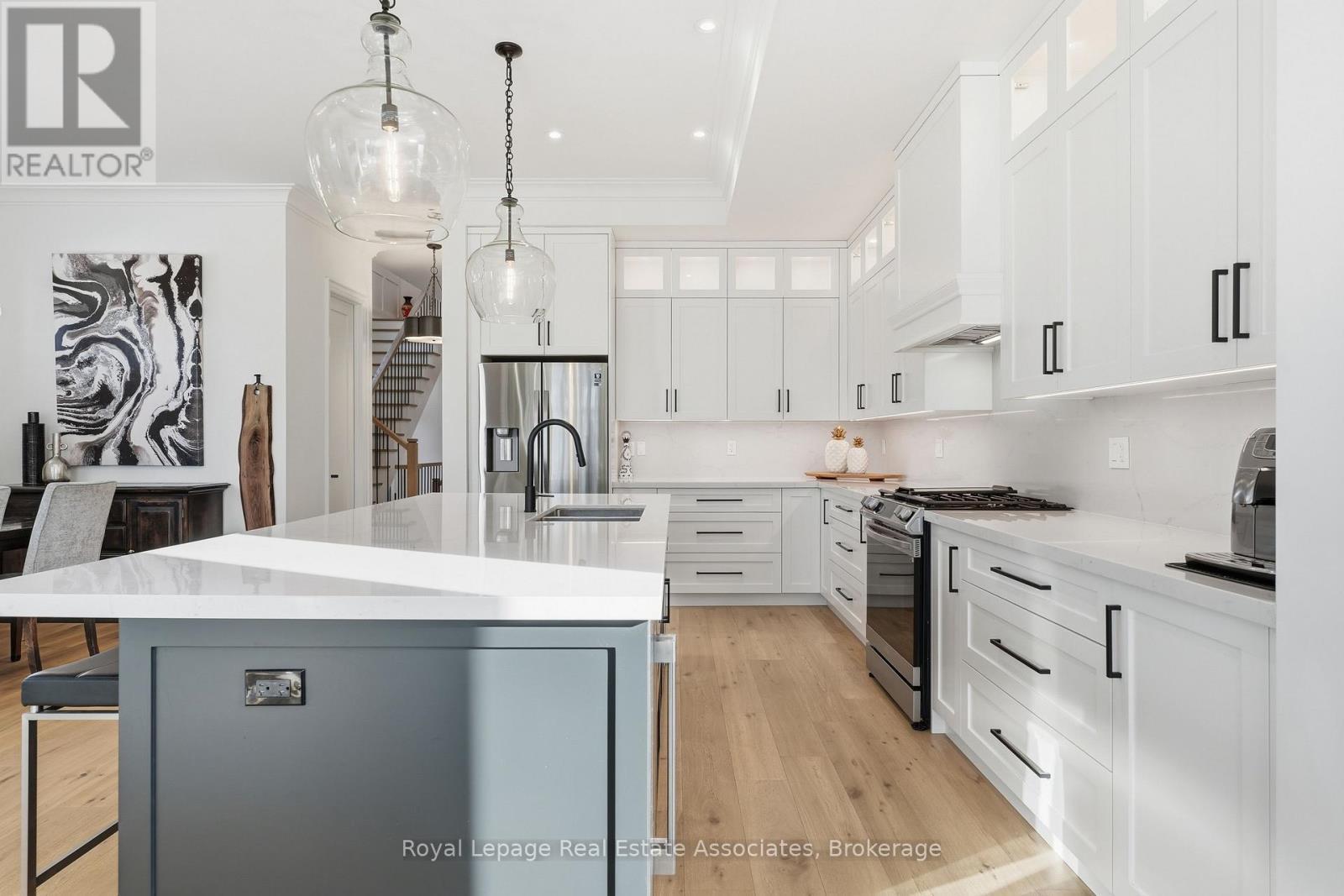 1042 Meredith Avenue, Mississauga, ON - Indoor Photo Showing Kitchen With Upgraded Kitchen