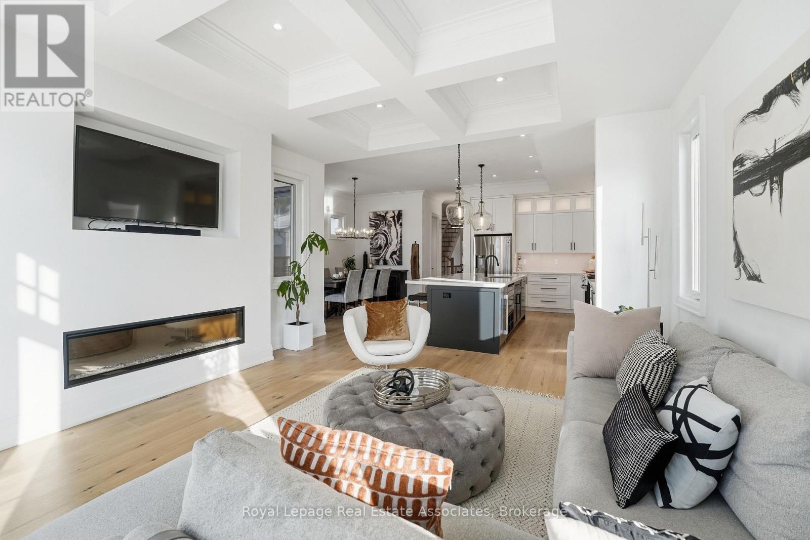 1042 Meredith Avenue, Mississauga, ON - Indoor Photo Showing Living Room With Fireplace