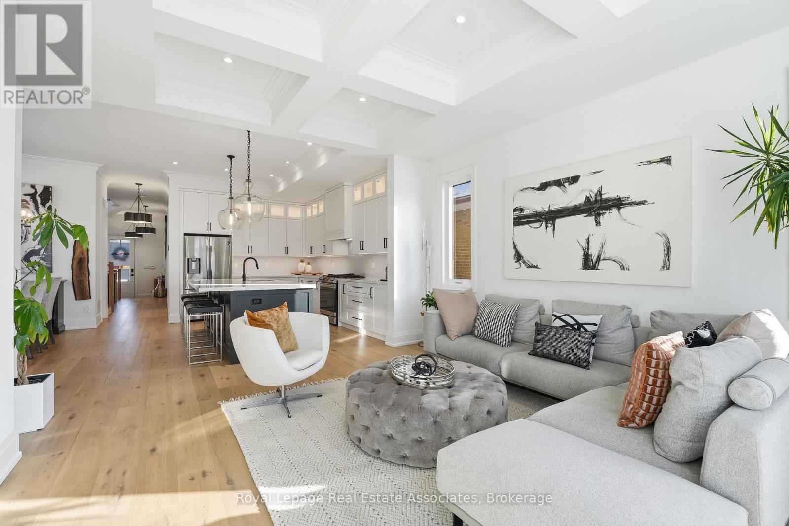 1042 Meredith Avenue, Mississauga, ON - Indoor Photo Showing Living Room
