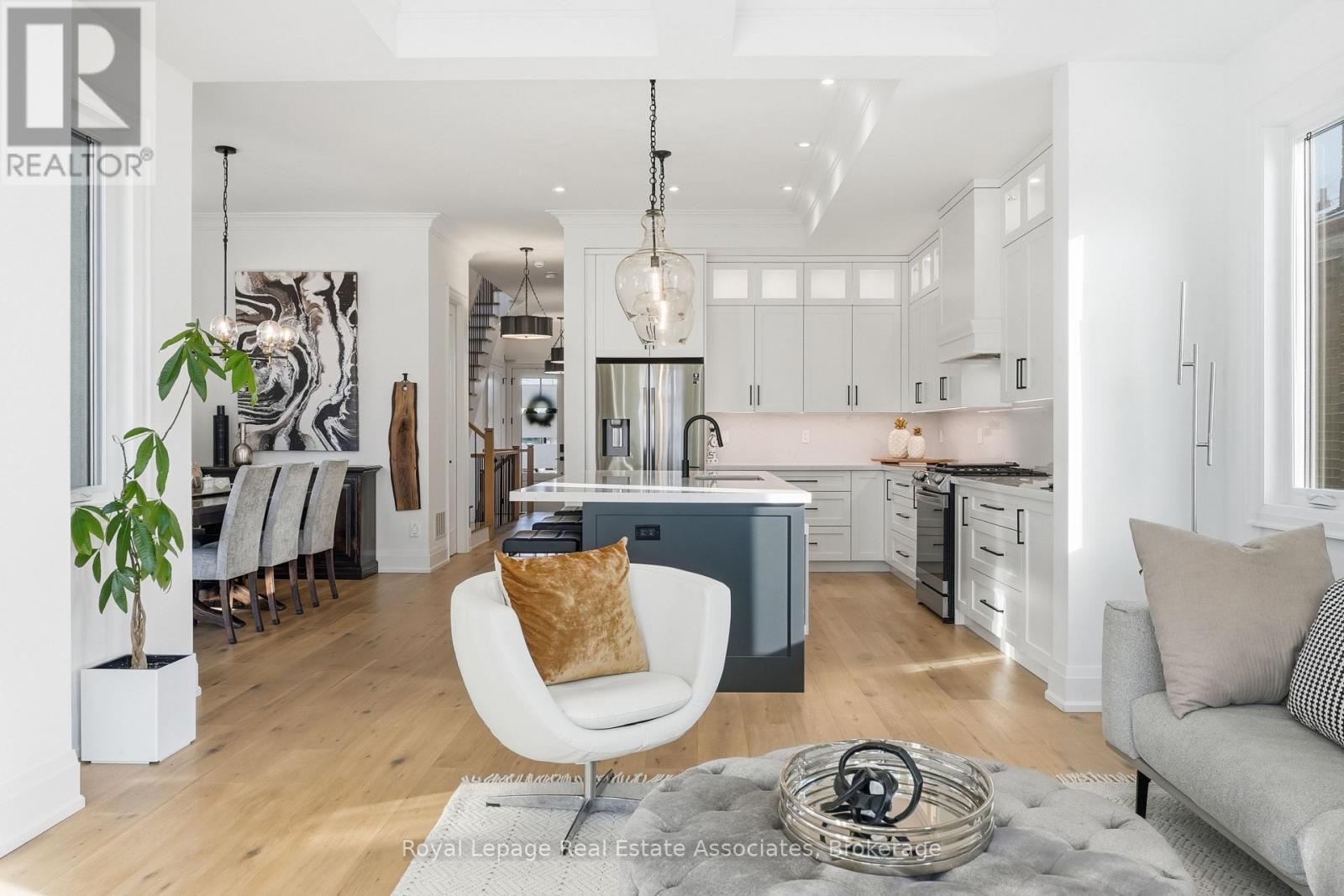 1042 Meredith Avenue, Mississauga, ON - Indoor Photo Showing Kitchen With Upgraded Kitchen