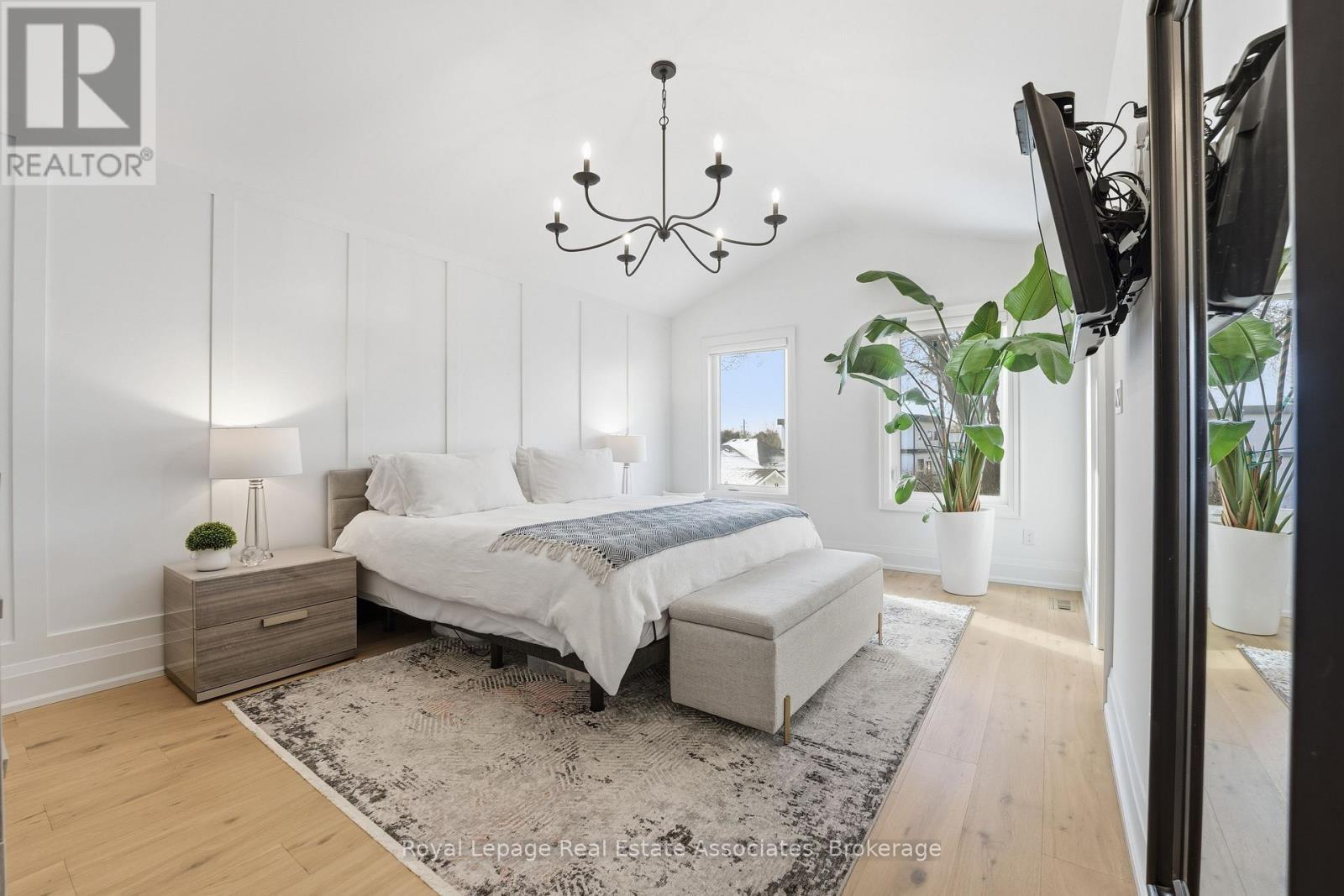 1042 Meredith Avenue, Mississauga, ON - Indoor Photo Showing Bedroom