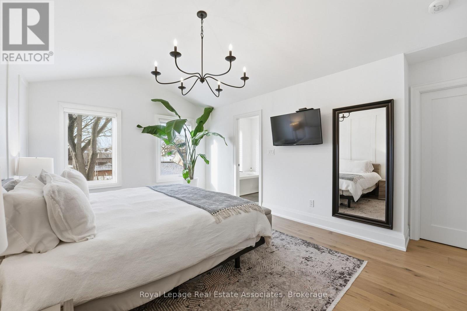 1042 Meredith Avenue, Mississauga, ON - Indoor Photo Showing Bedroom