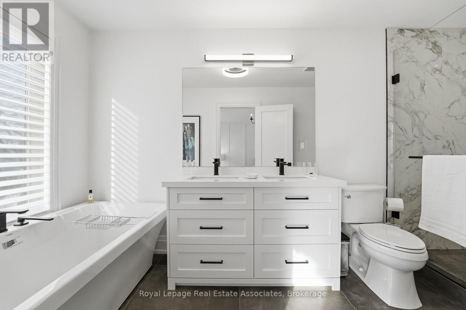 1042 Meredith Avenue, Mississauga, ON - Indoor Photo Showing Bathroom