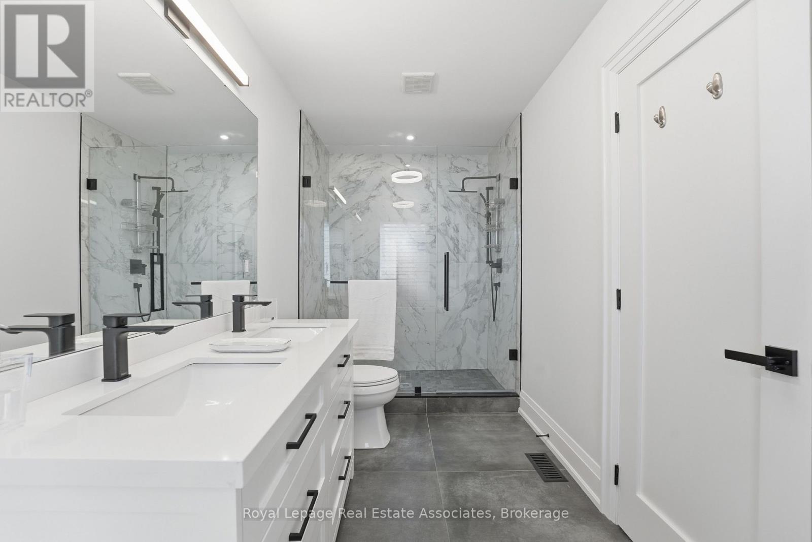 1042 Meredith Avenue, Mississauga, ON - Indoor Photo Showing Bathroom