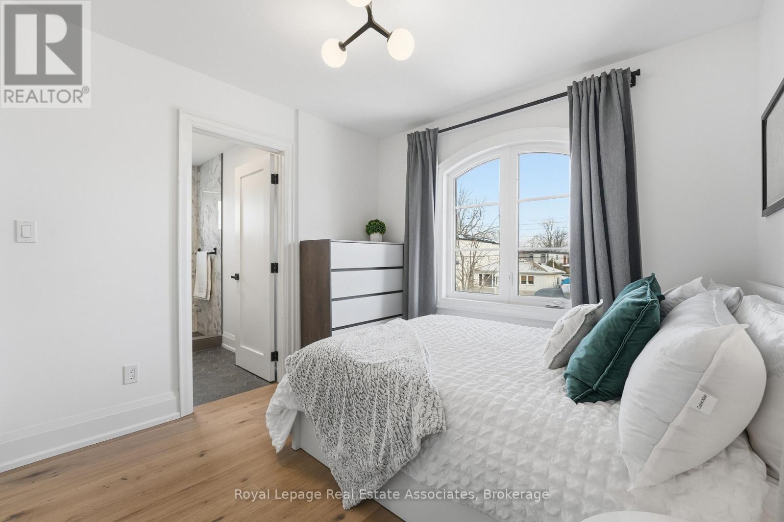 1042 Meredith Avenue, Mississauga, ON - Indoor Photo Showing Bedroom