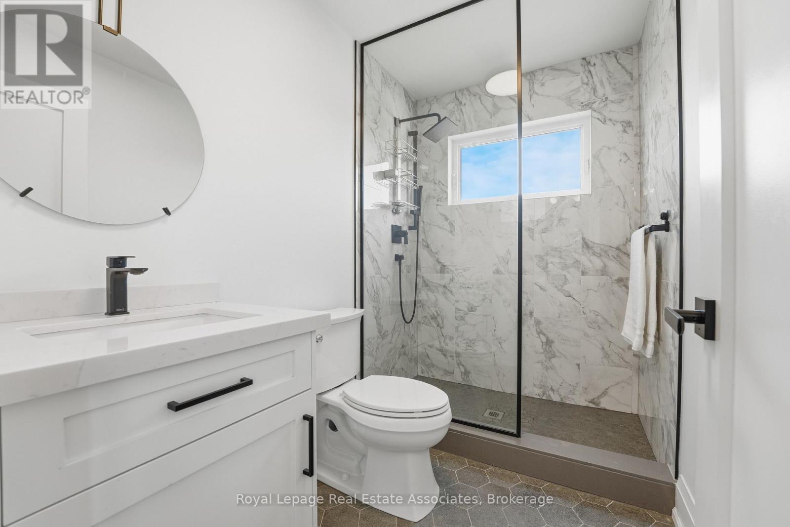 1042 Meredith Avenue, Mississauga, ON - Indoor Photo Showing Bathroom