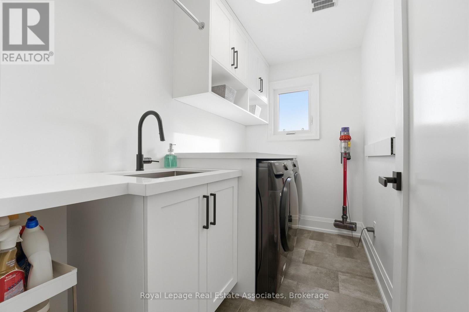1042 Meredith Avenue, Mississauga, ON - Indoor Photo Showing Laundry Room