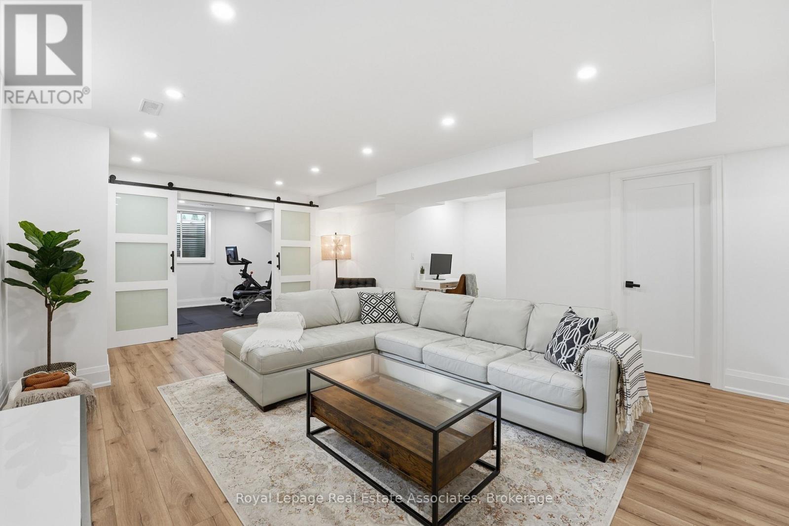 1042 Meredith Avenue, Mississauga, ON - Indoor Photo Showing Living Room