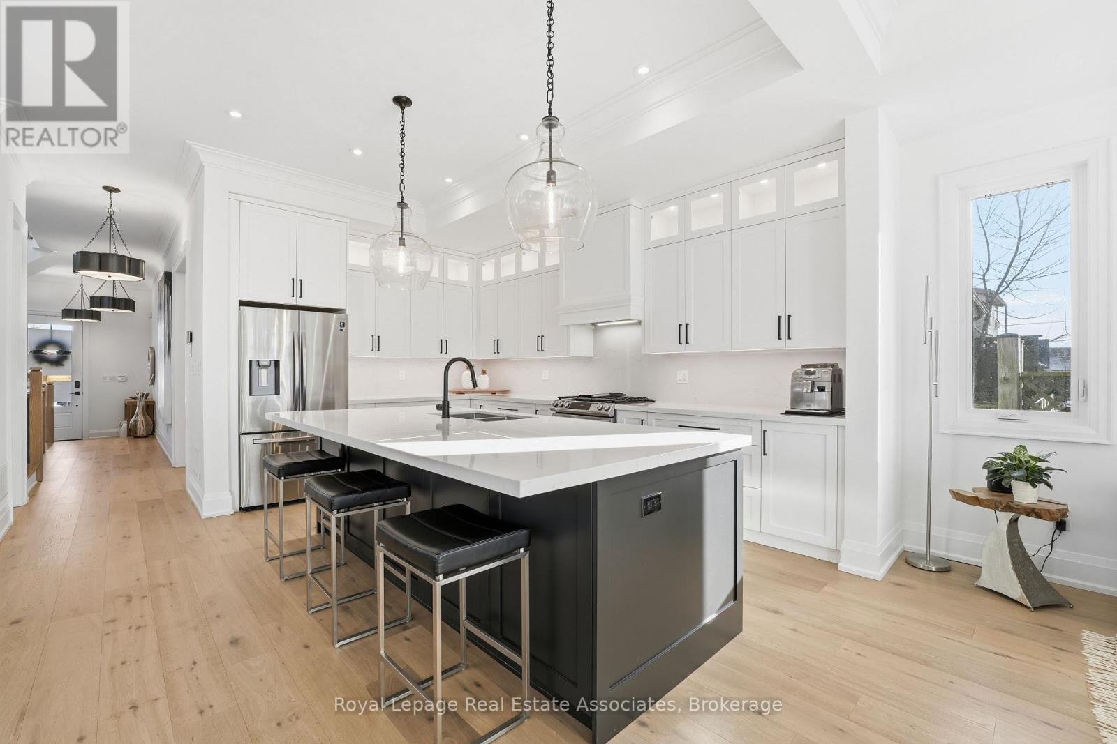1042 Meredith Avenue, Mississauga, ON - Indoor Photo Showing Kitchen With Upgraded Kitchen