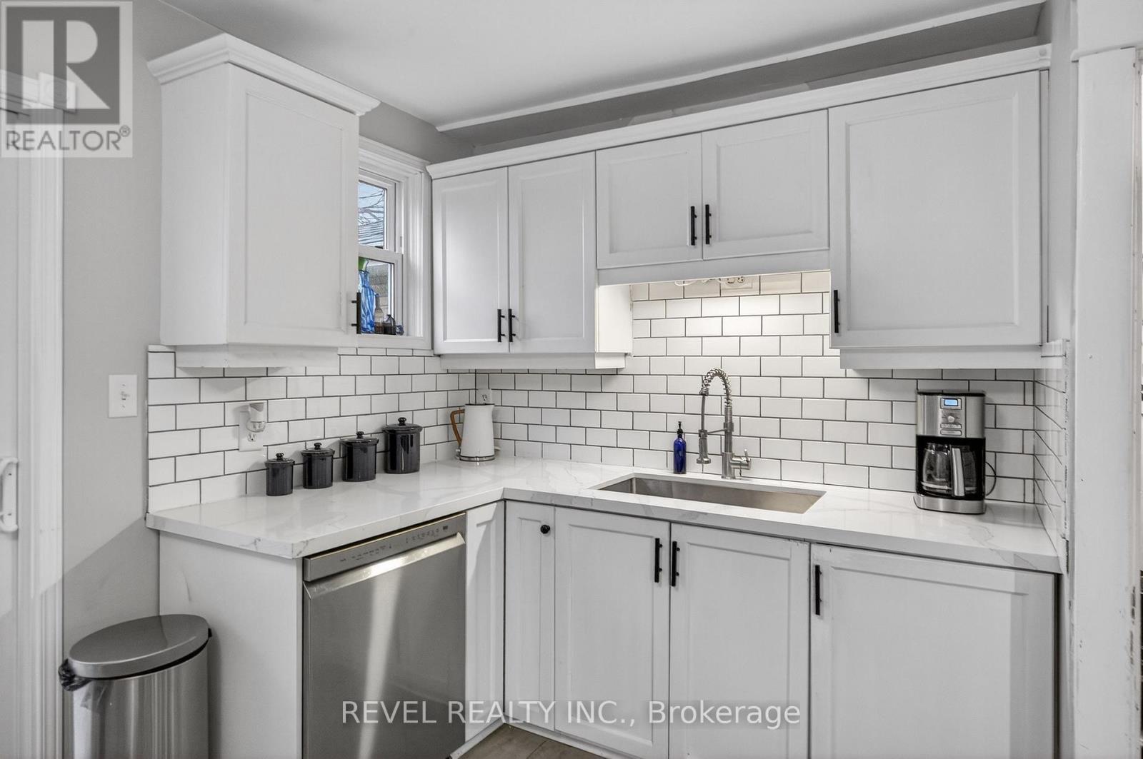 27 Mayflower Avenue, Hamilton, ON - Indoor Photo Showing Kitchen