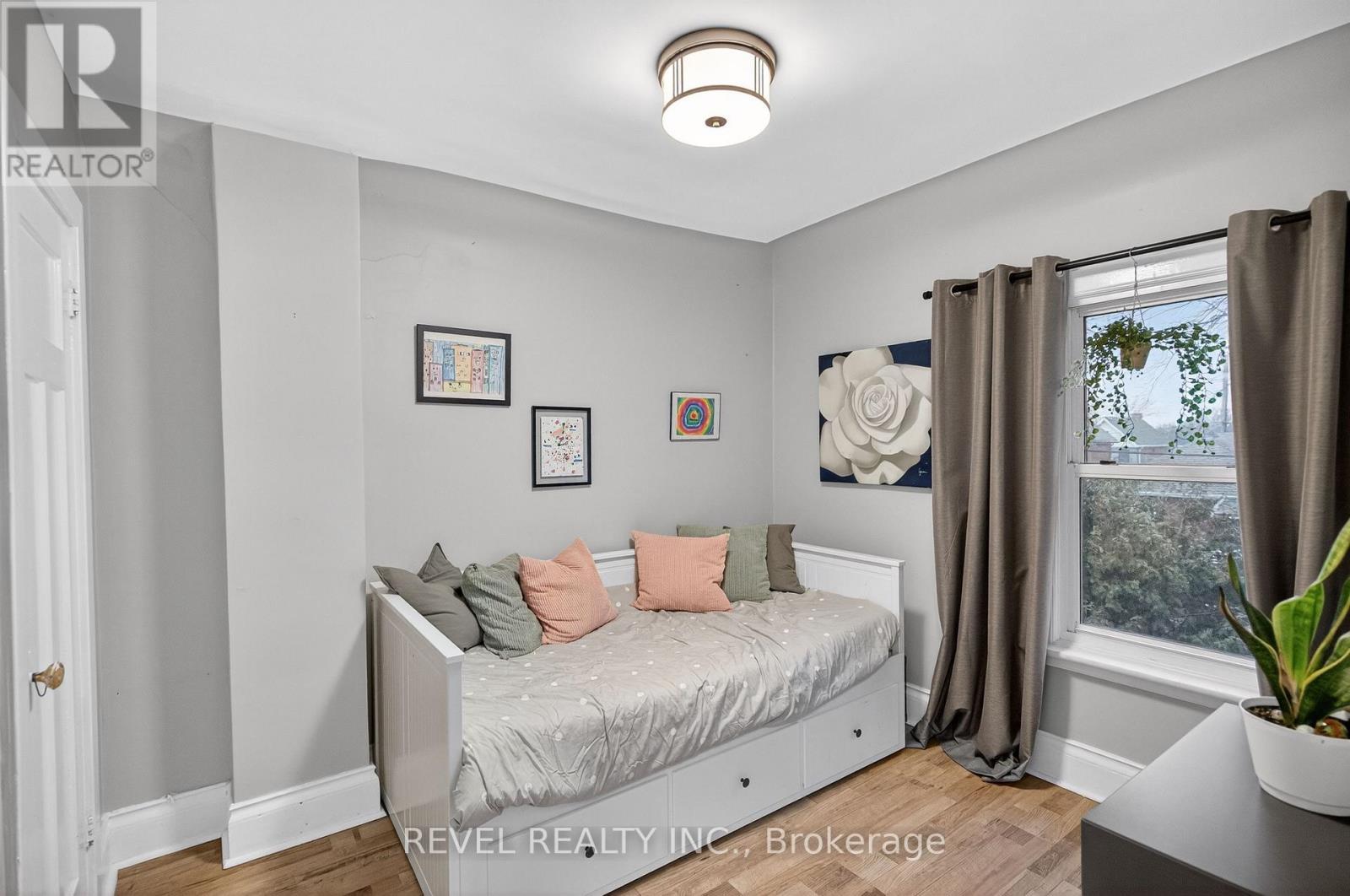 27 Mayflower Avenue, Hamilton, ON - Indoor Photo Showing Bedroom