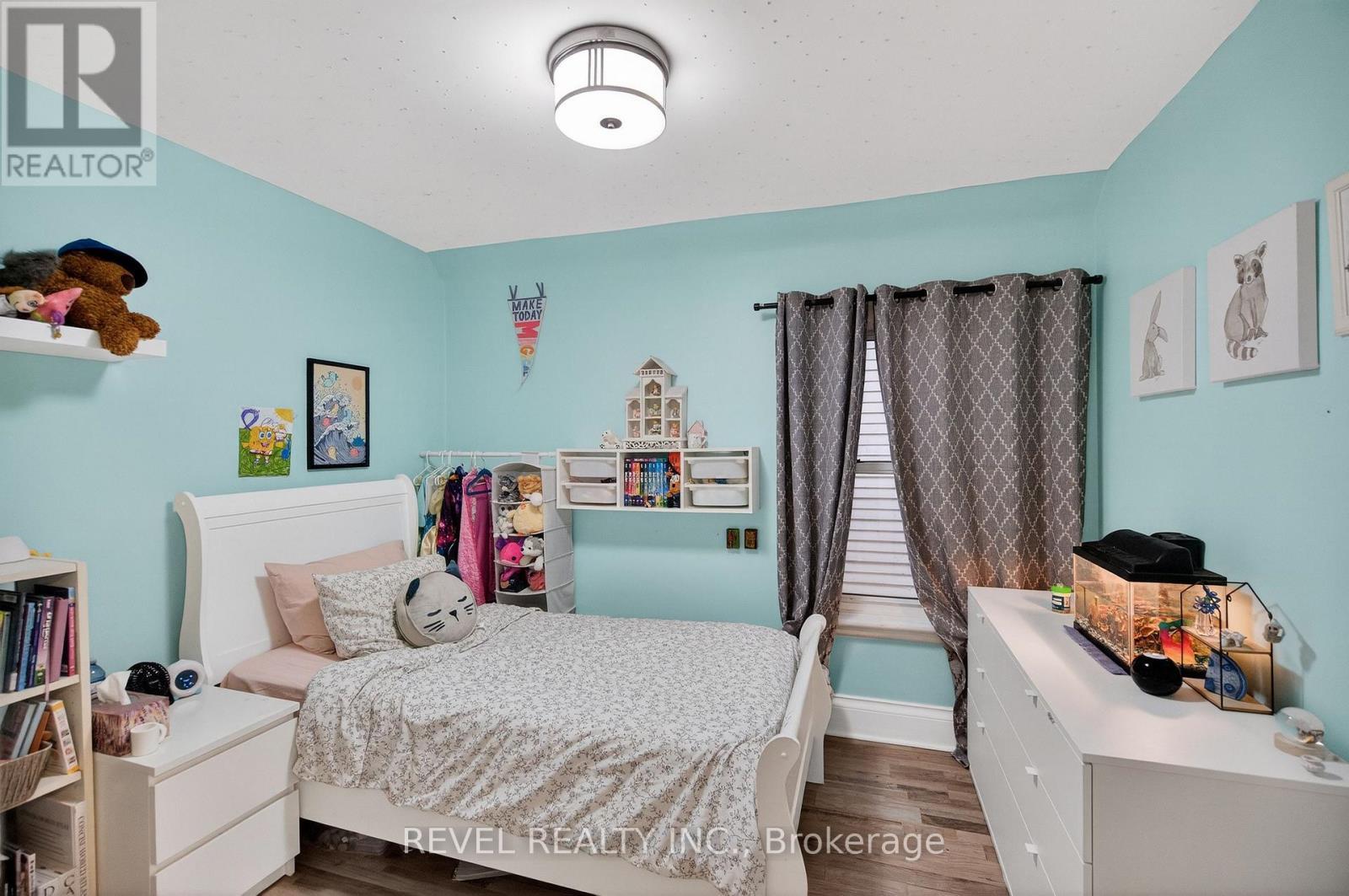 27 Mayflower Avenue, Hamilton, ON - Indoor Photo Showing Bedroom