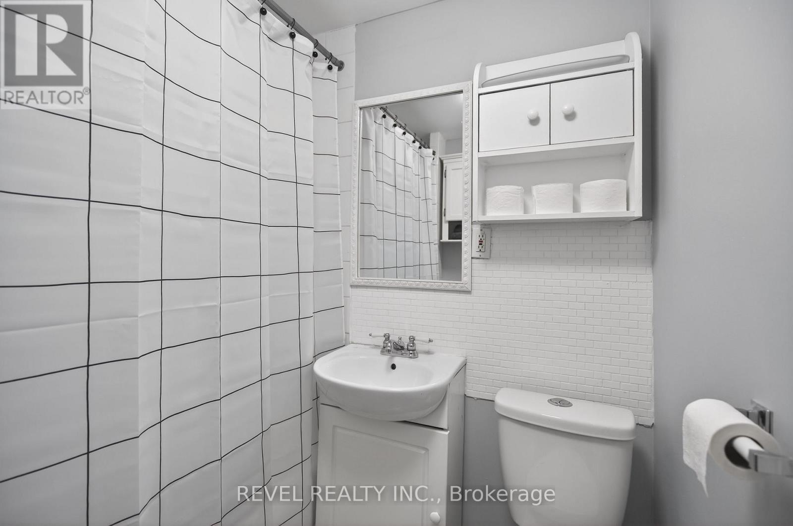 27 Mayflower Avenue, Hamilton, ON - Indoor Photo Showing Bathroom