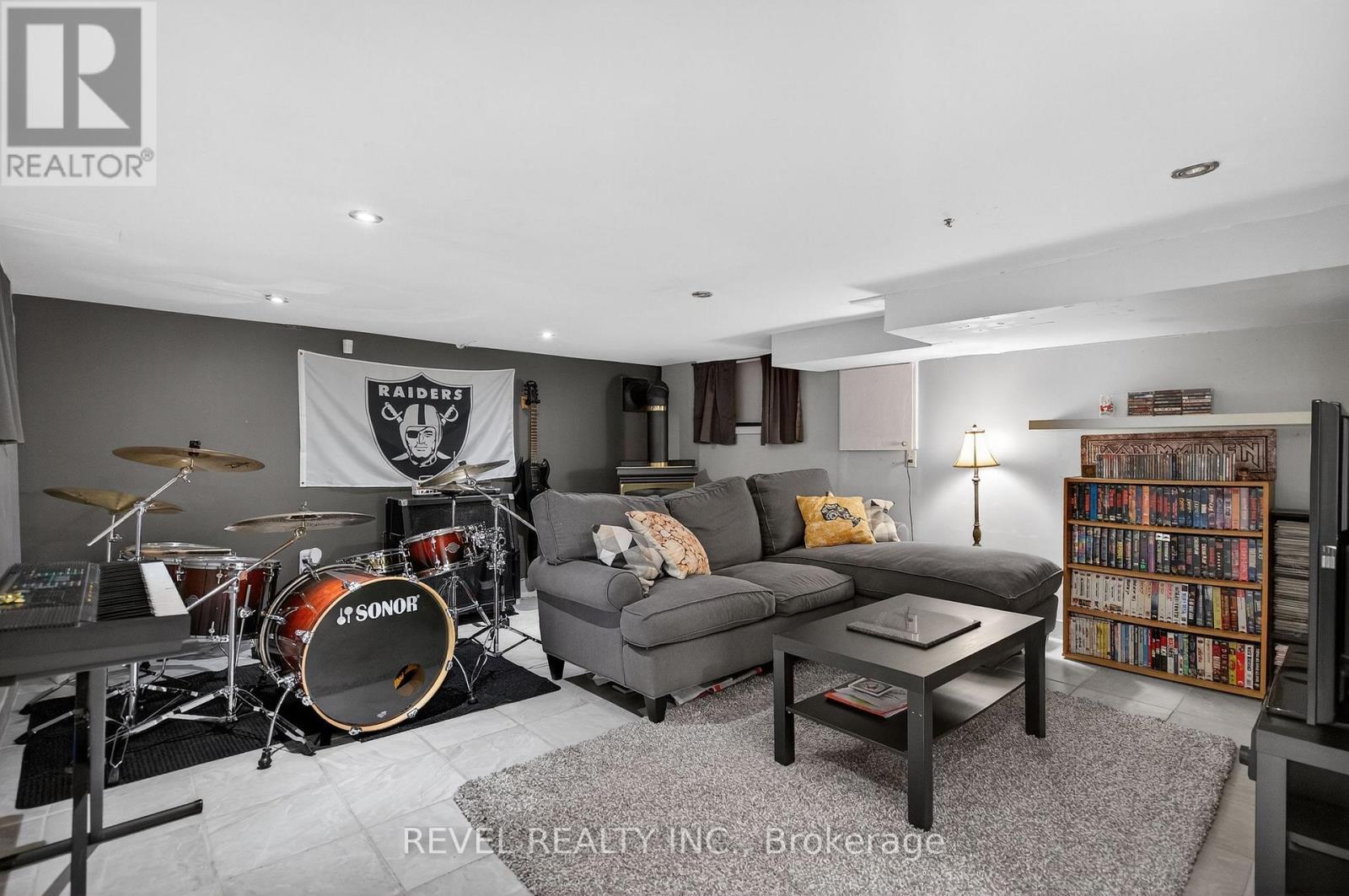 27 Mayflower Avenue, Hamilton, ON - Indoor Photo Showing Living Room