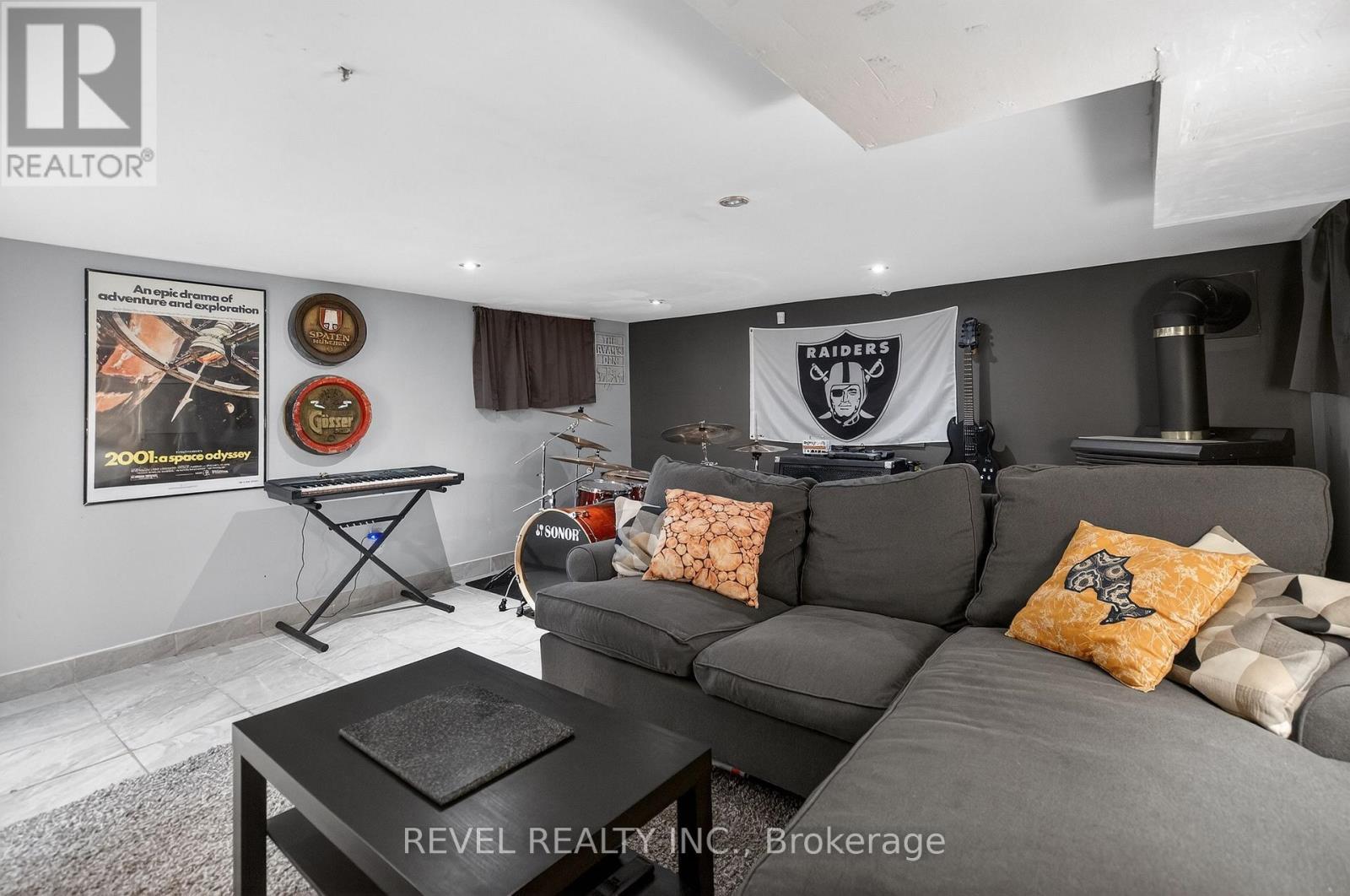 27 Mayflower Avenue, Hamilton, ON - Indoor Photo Showing Living Room
