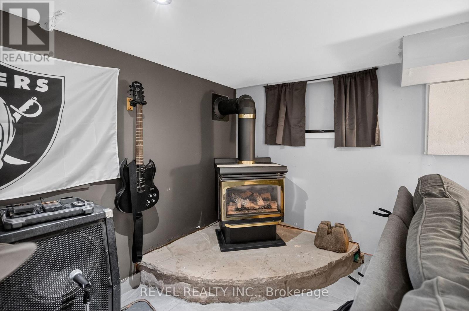 27 Mayflower Avenue, Hamilton, ON - Indoor With Fireplace