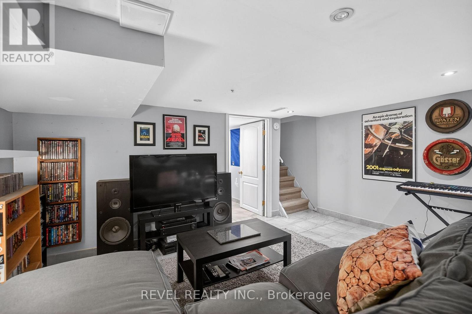 27 Mayflower Avenue, Hamilton, ON - Indoor Photo Showing Living Room