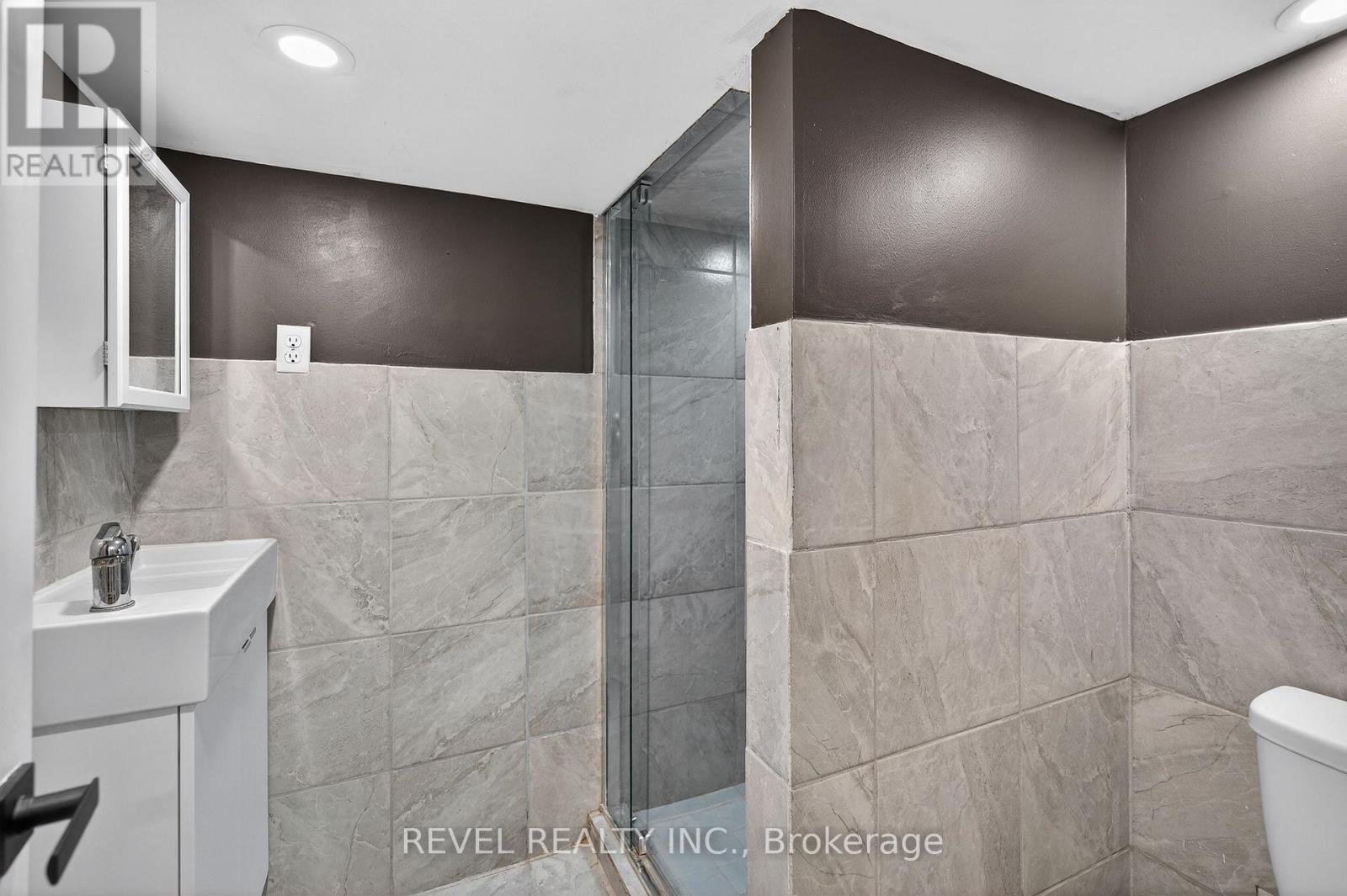 27 Mayflower Avenue, Hamilton, ON - Indoor Photo Showing Bathroom