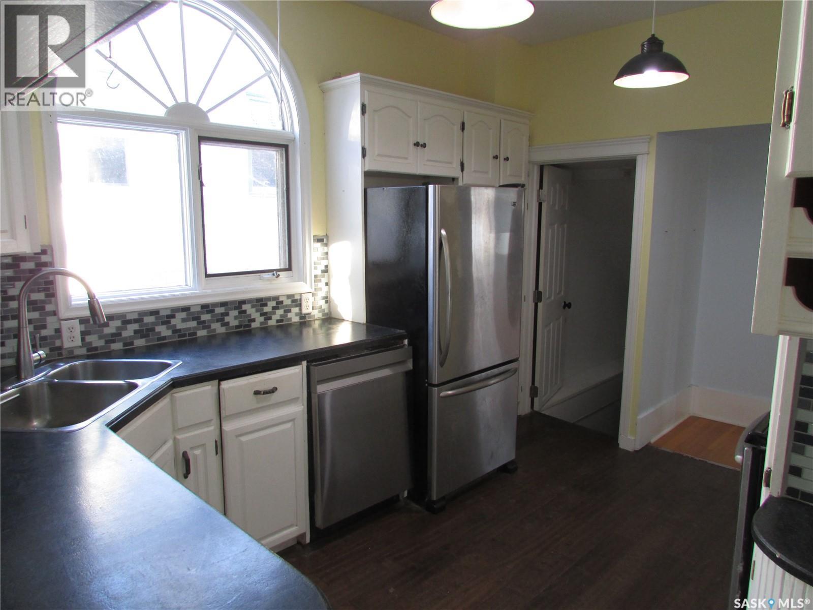 2678 Robinson Street, Regina, SK - Indoor Photo Showing Kitchen With Double Sink