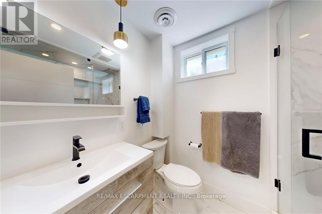 28 Dunsmore Gardens, Toronto, ON - Indoor Photo Showing Bathroom