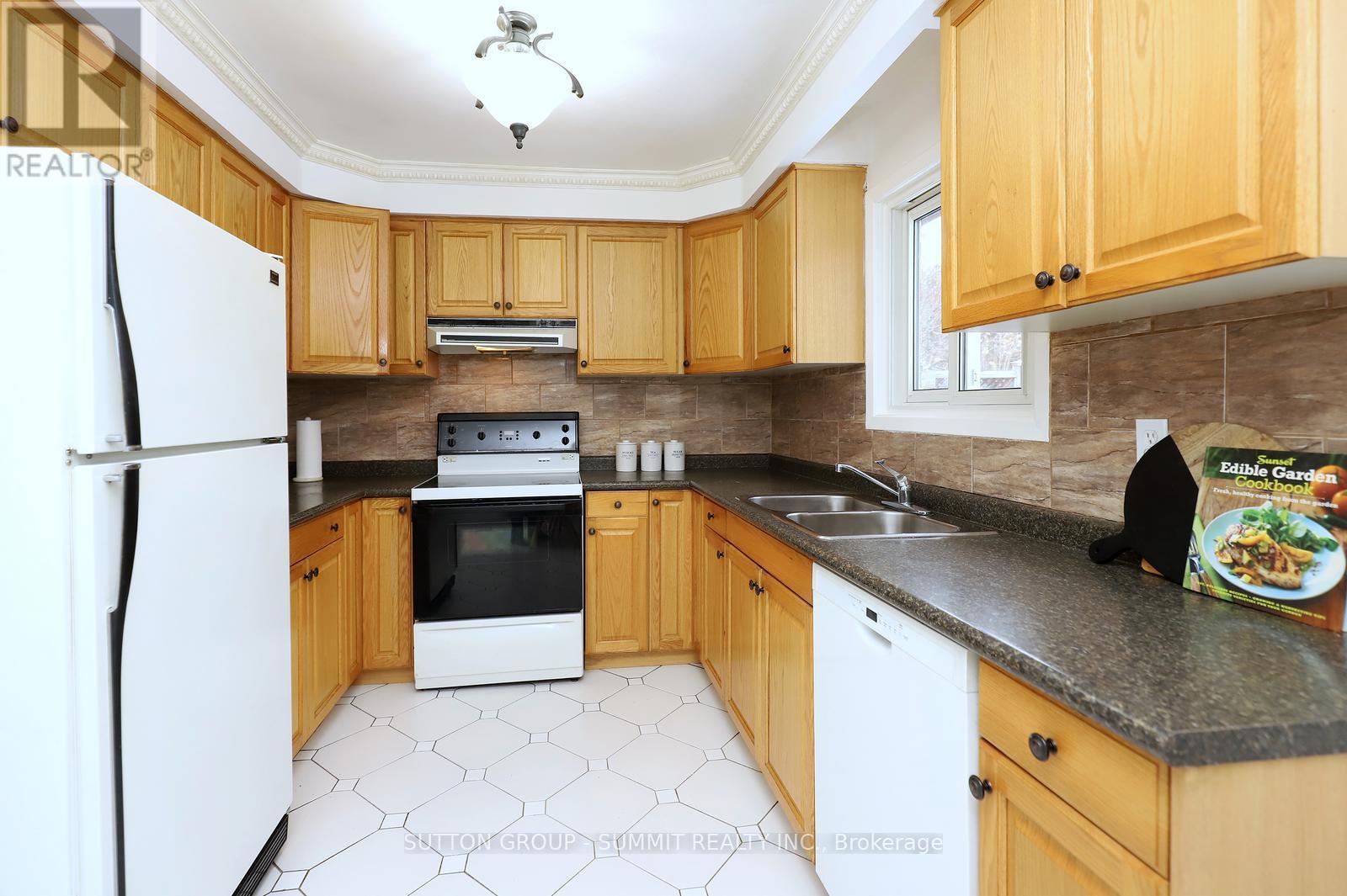 420 Appledore Crescent, Mississauga, ON - Indoor Photo Showing Kitchen With Double Sink