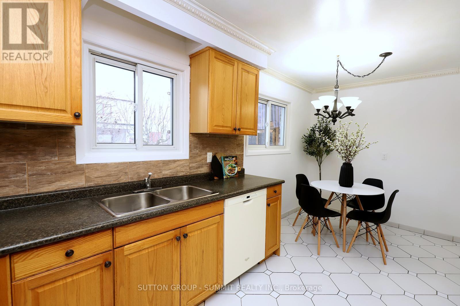 420 Appledore Crescent, Mississauga, ON - Indoor Photo Showing Kitchen With Double Sink
