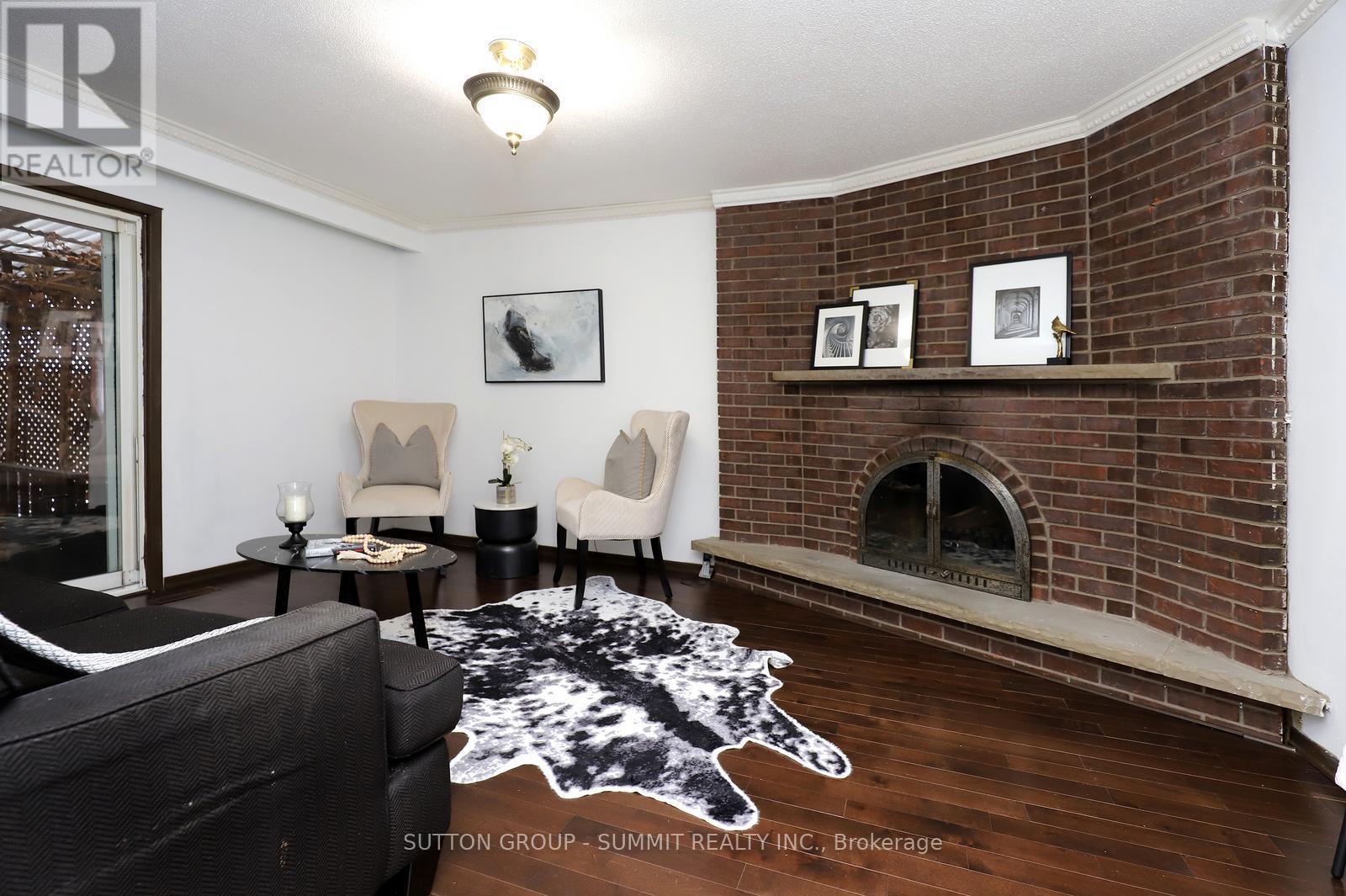 420 Appledore Crescent, Mississauga, ON - Indoor Photo Showing Living Room With Fireplace