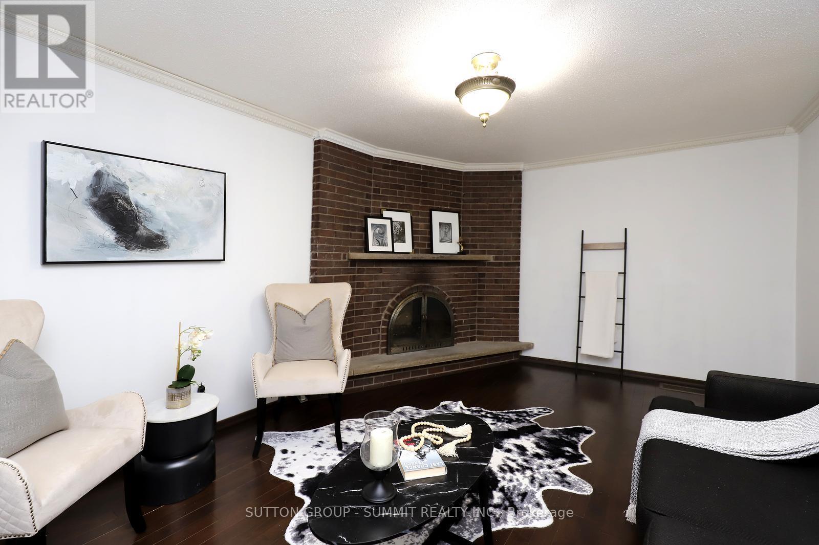 420 Appledore Crescent, Mississauga, ON - Indoor Photo Showing Living Room With Fireplace