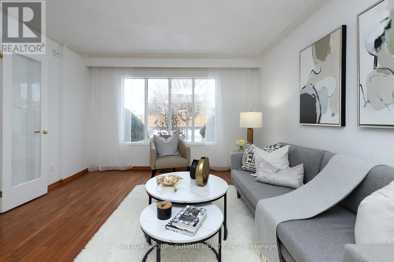 420 Appledore Crescent, Mississauga, ON - Indoor Photo Showing Living Room