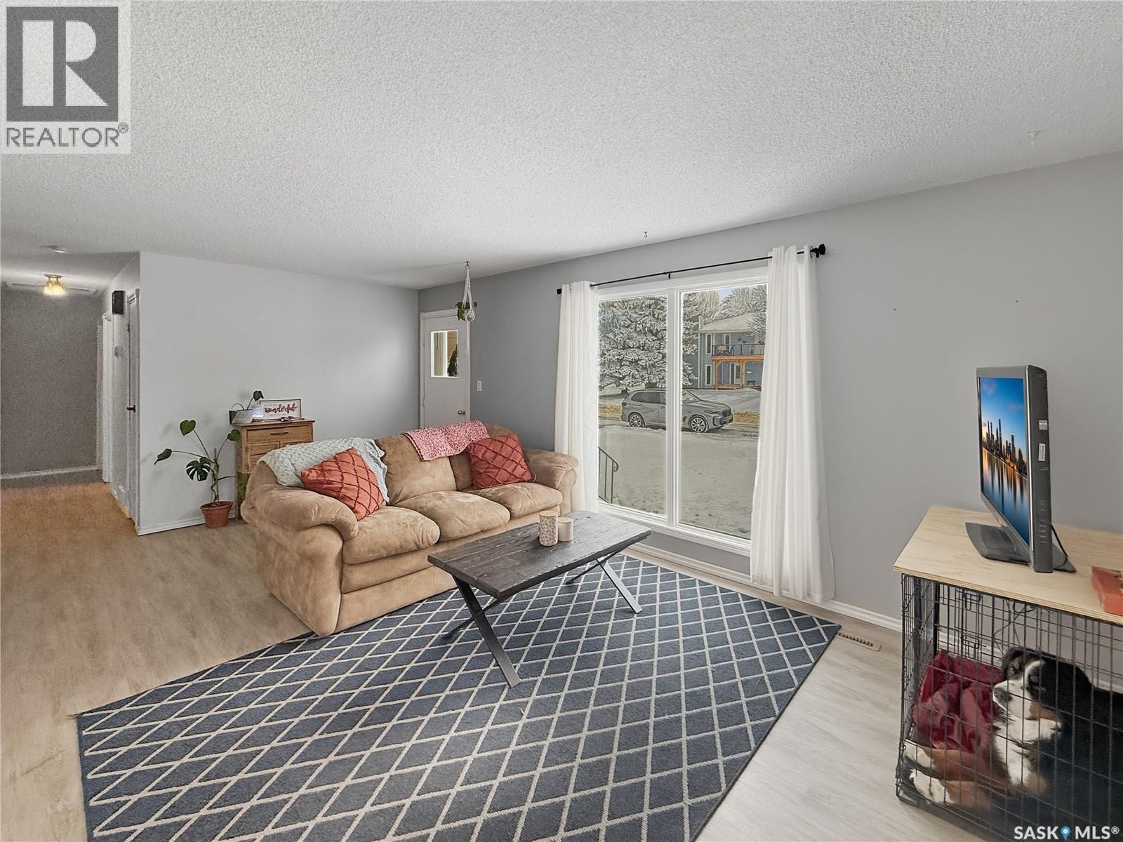 413 Hayes Drive, Swift Current, SK - Indoor Photo Showing Living Room
